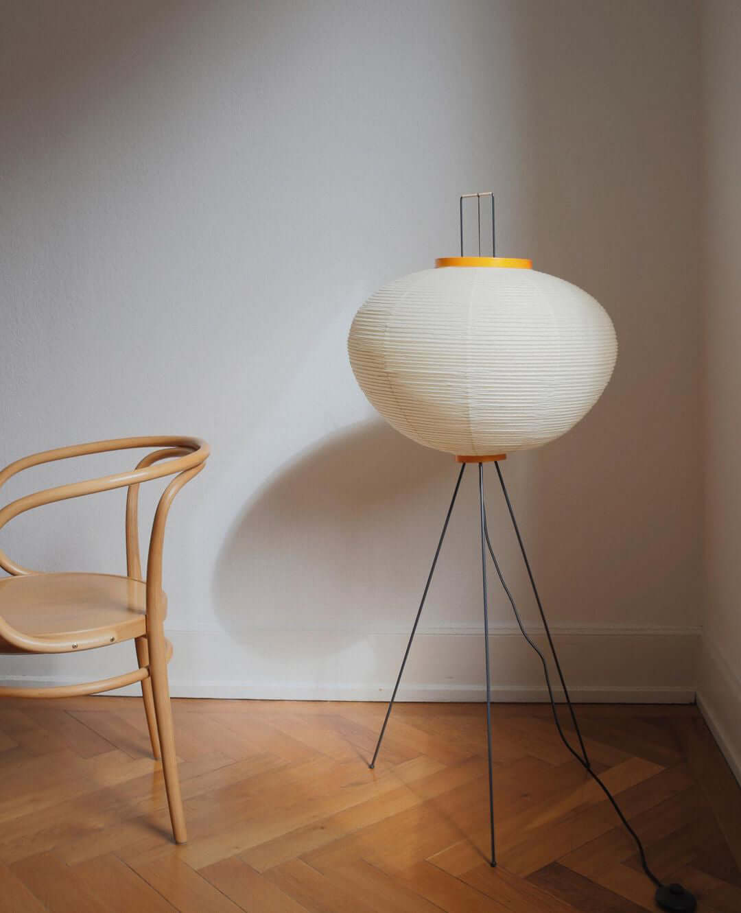 Noa – Stehlampe aus Reispapier: Schlichte Ruhe als Licht