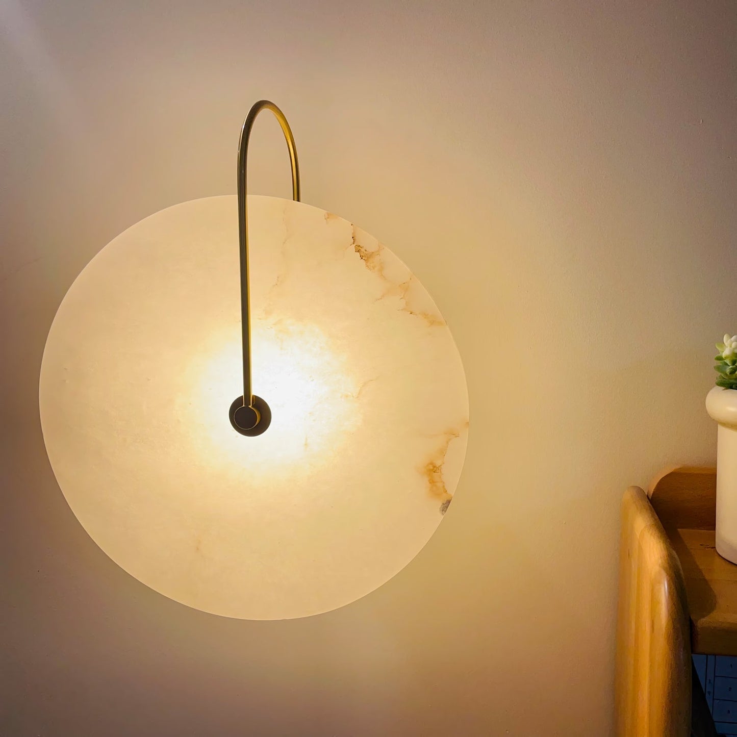 Aveline – LED-Wandlampe aus Alabasterstein