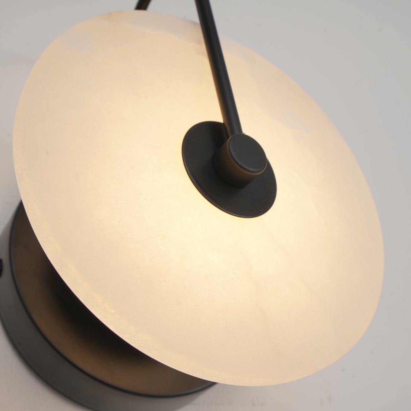Aveline – LED-Wandlampe aus Alabasterstein