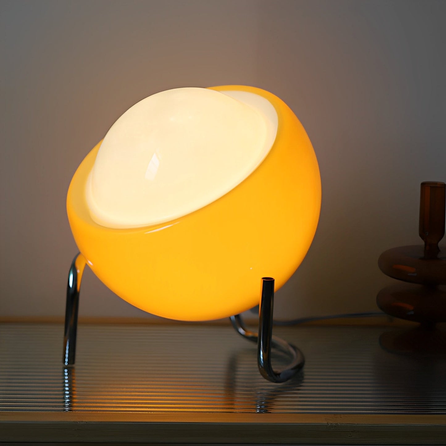 Aurelia – Retro-Stil Bauhaus Tischleuchte mit Glasdesign