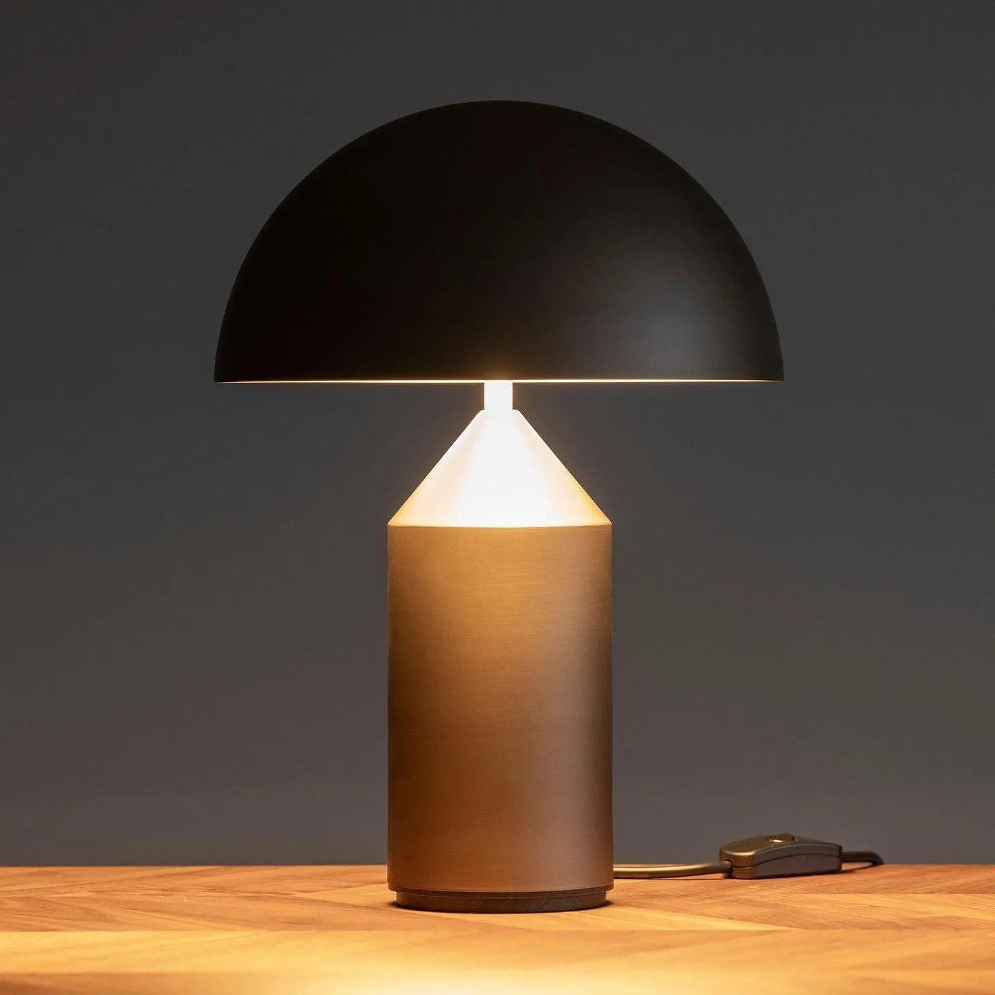 Stella – Metall-Tischlampe im Skulptur-Design
