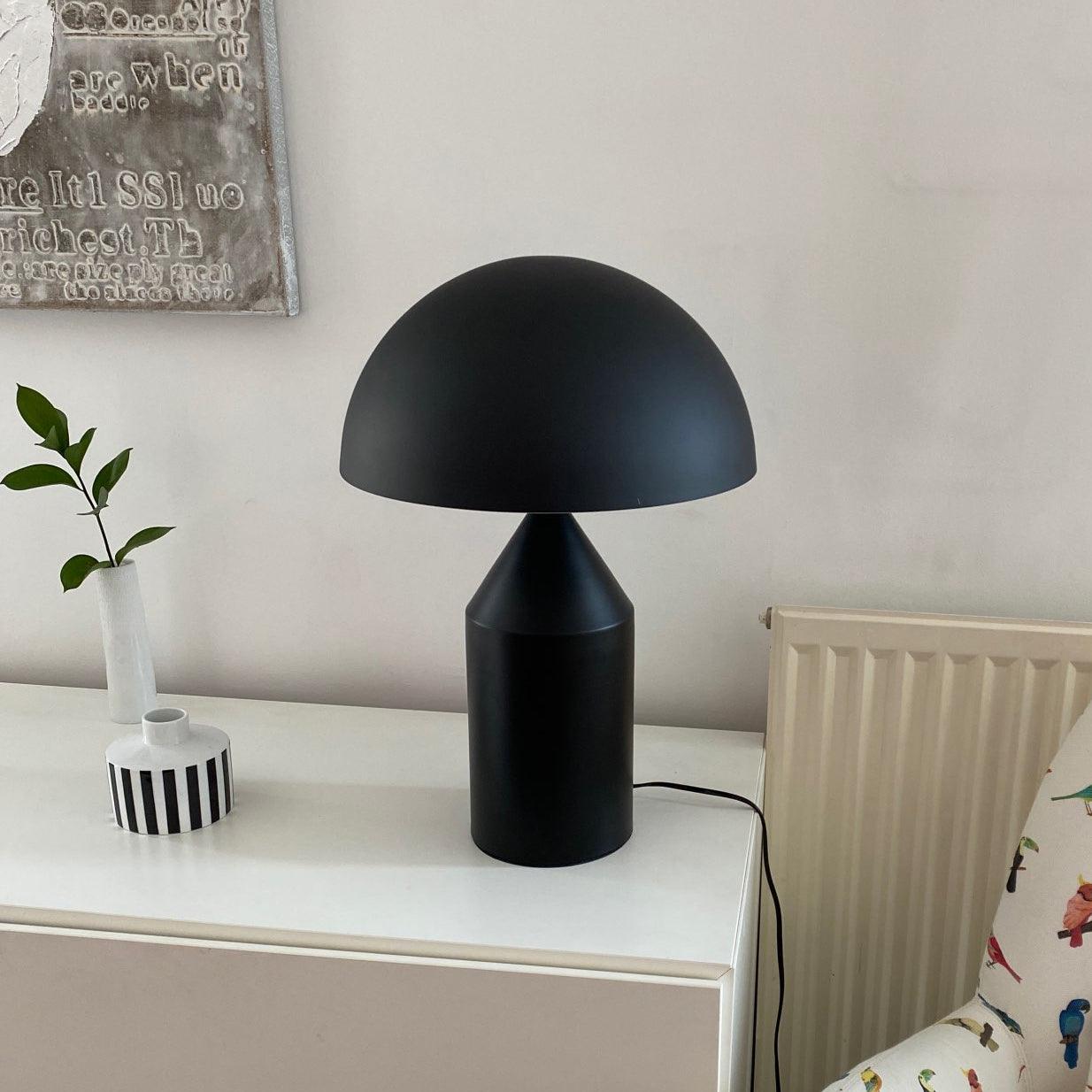 Stella – Metall-Tischlampe im Skulptur-Design