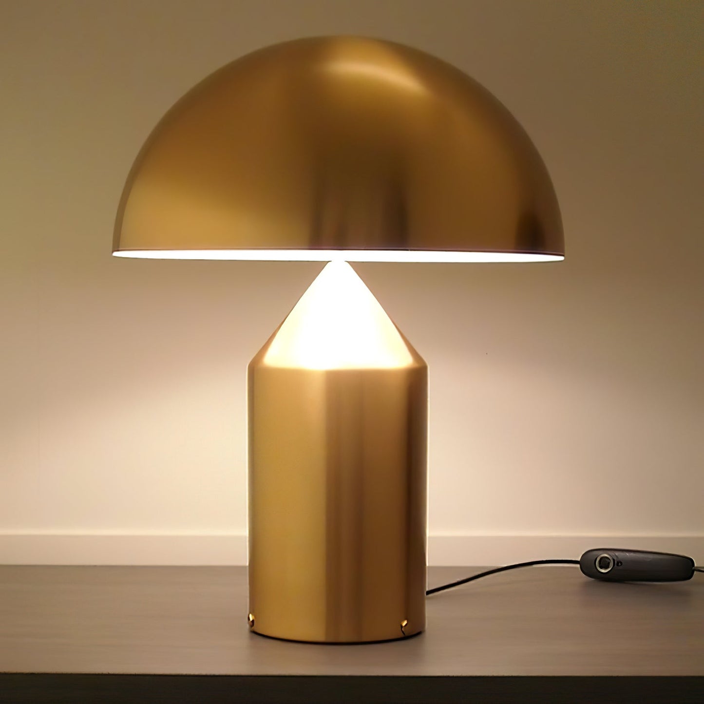 Stella – Metall-Tischlampe im Skulptur-Design