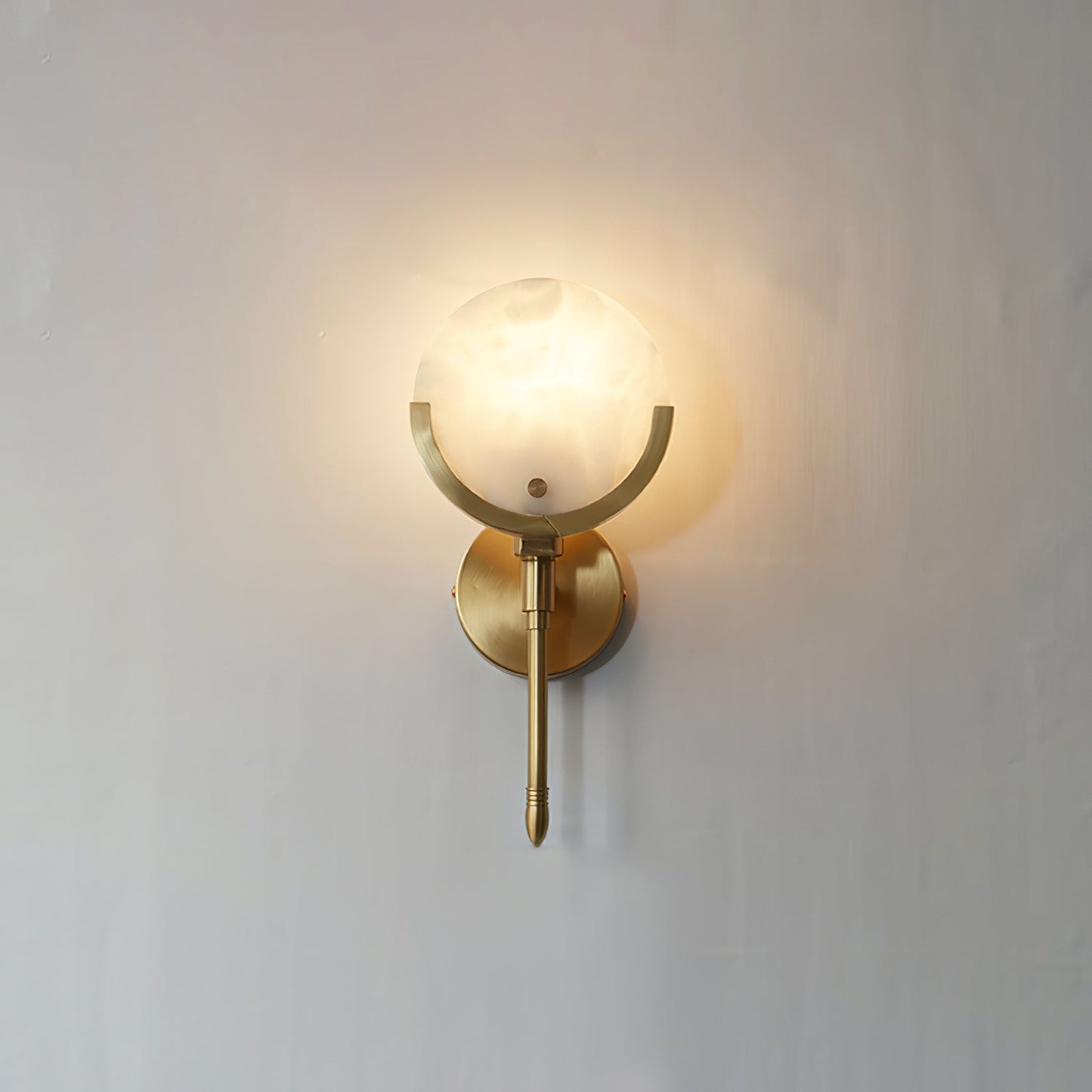 Kristy – Messing-Wandlampe aus Alabaster