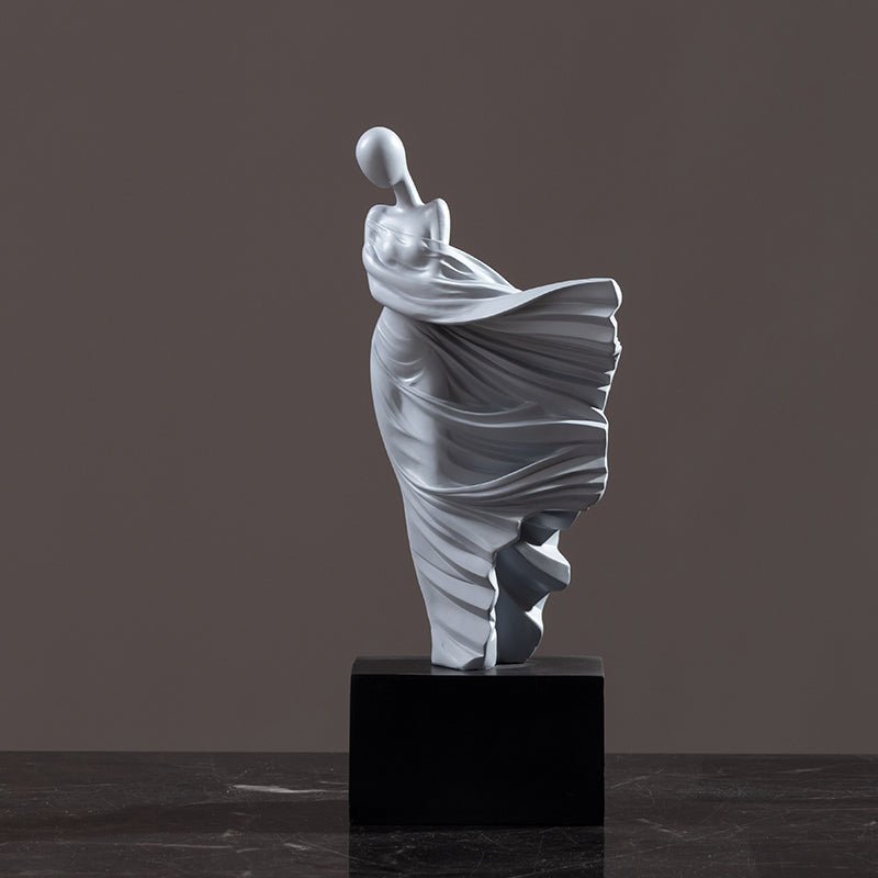 Meilin – Kunstfigur im skulpturalen Design