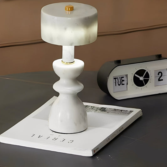 Ava – Schlichte Tischlampe aus Jade-Marmor