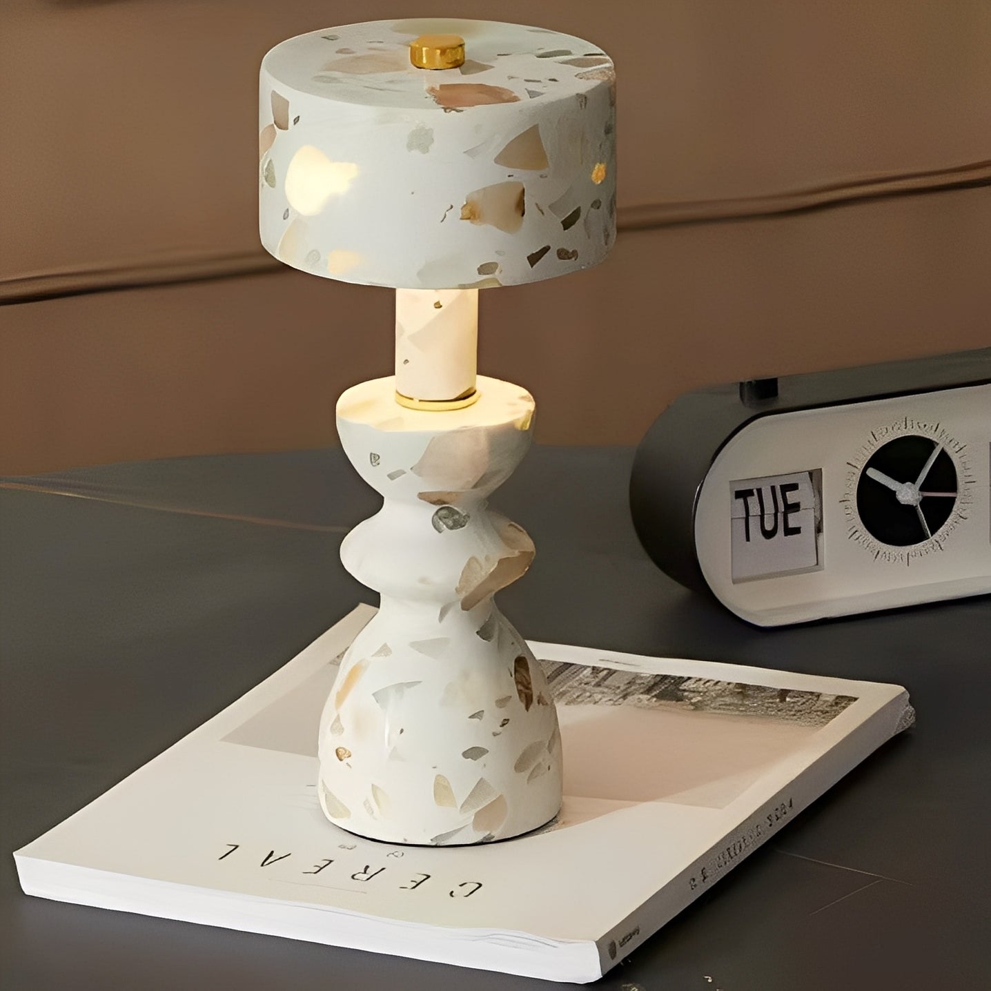 Ava – Schlichte Tischlampe aus Jade-Marmor