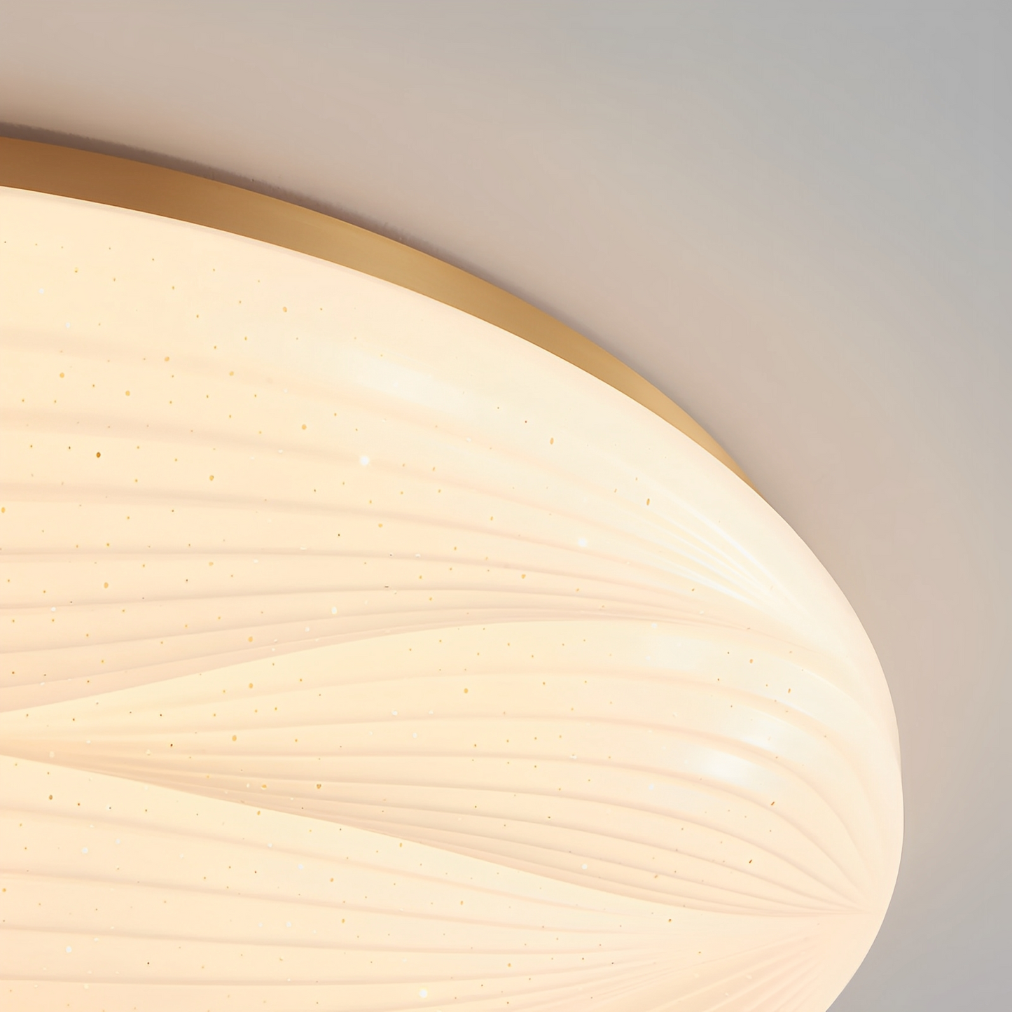 Celina – Runde Deckenlampe im Cremestil mit Kupferakzent