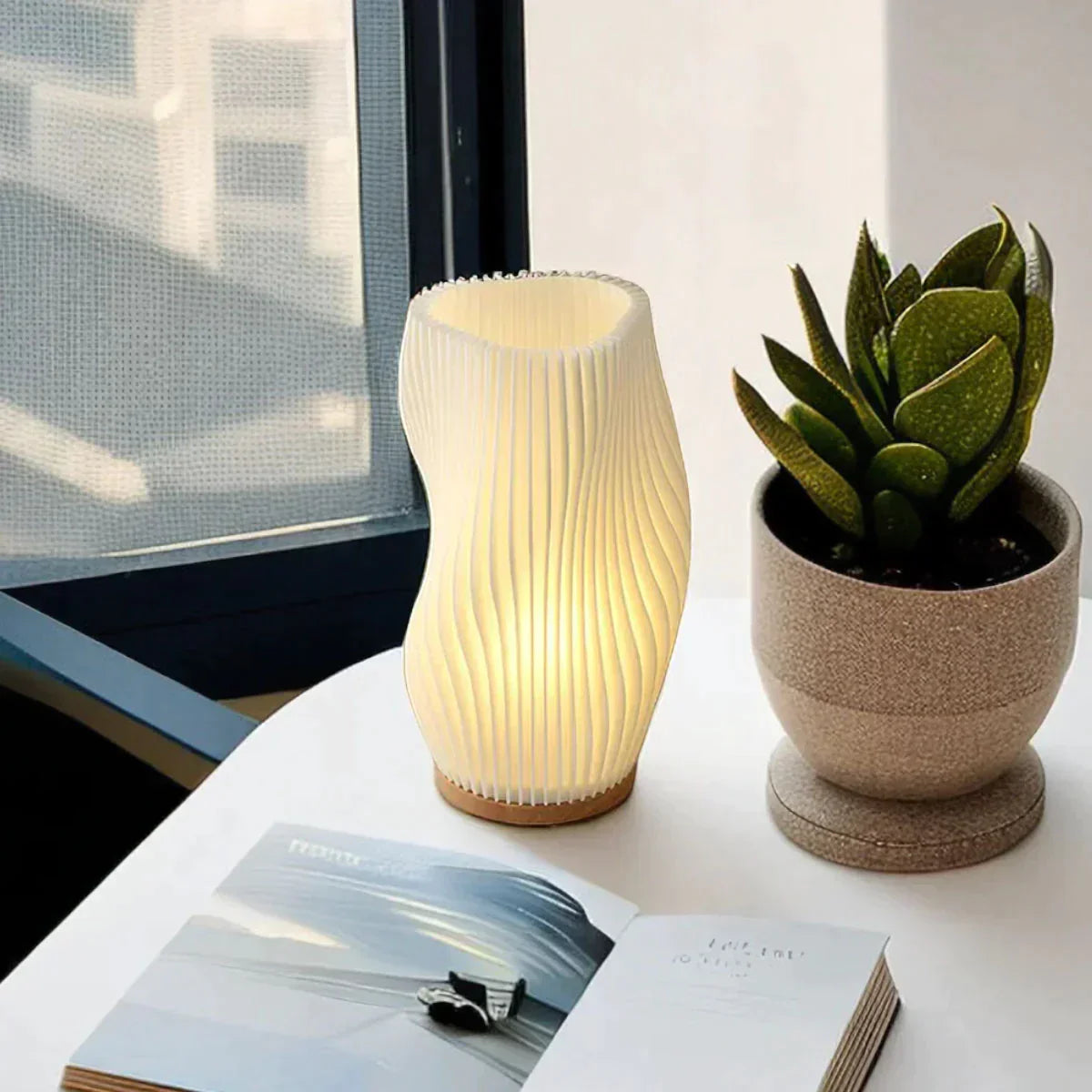 Nerea – Zeitgemäße Wavecrest Tischlampe