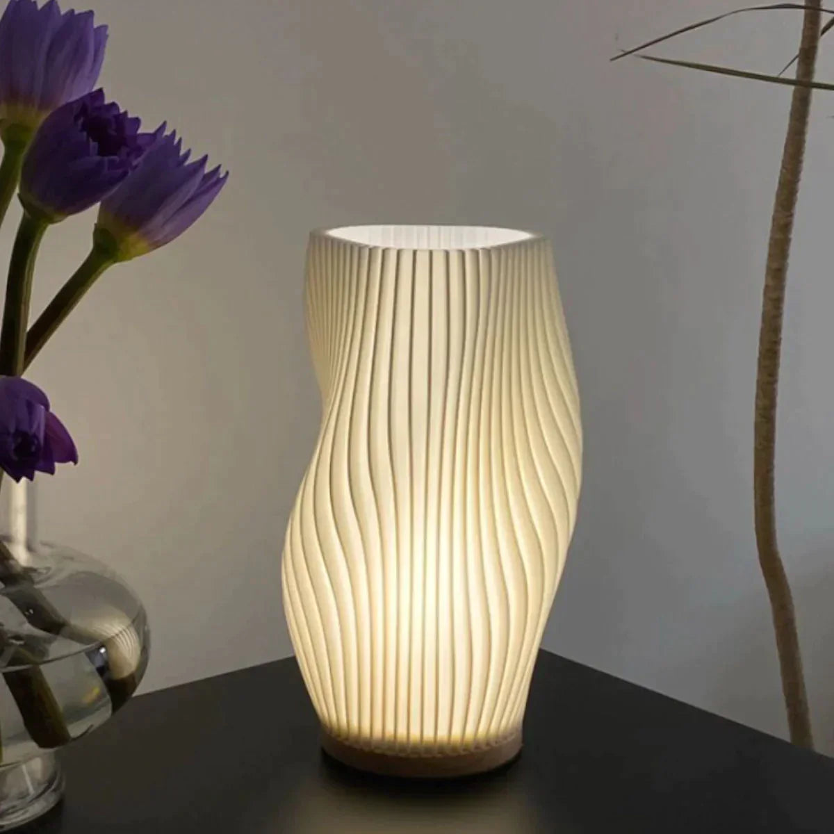 Nerea – Zeitgemäße Wavecrest Tischlampe