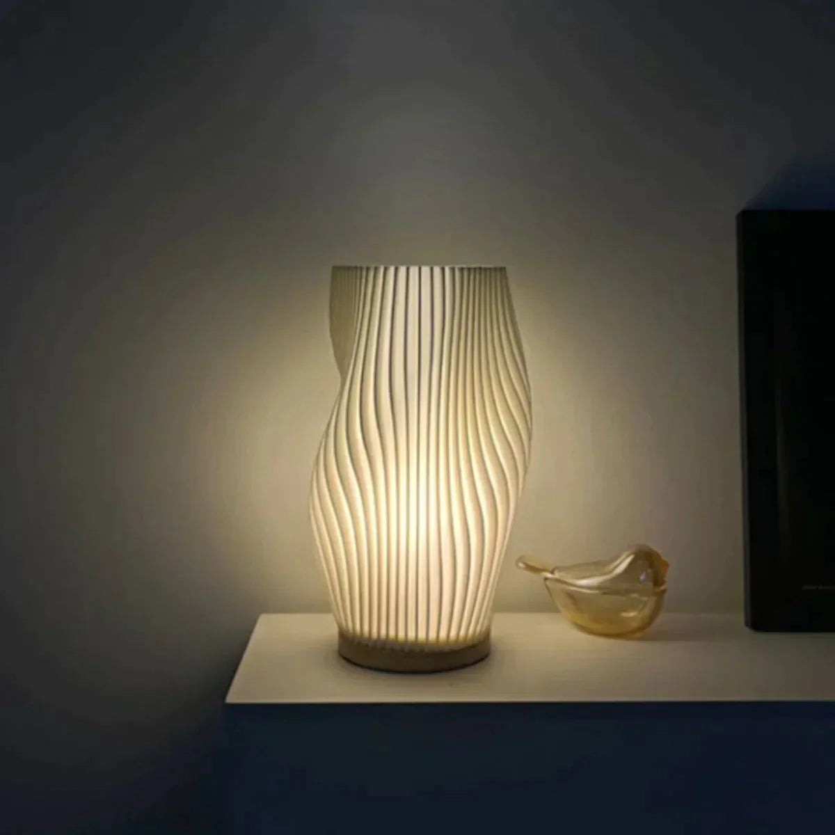 Nerea – Zeitgemäße Wavecrest Tischlampe