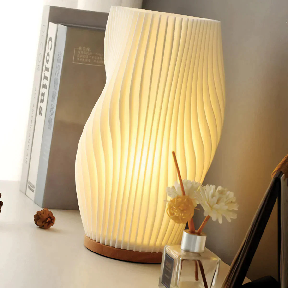Nerea – Zeitgemäße Wavecrest Tischlampe