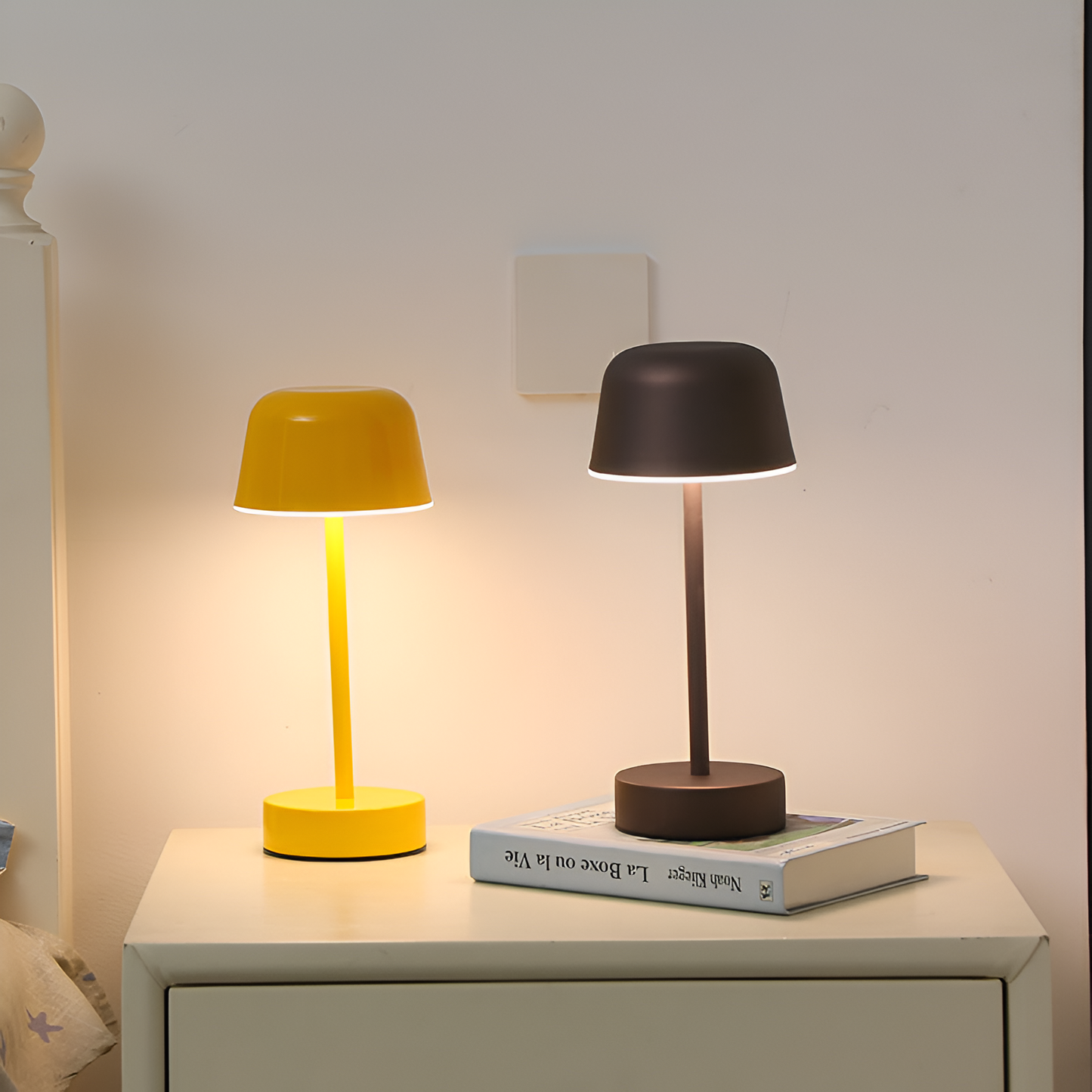 RetroStyle - Farbenfrohe kabellose LED-Tischlampe mit USB-Aufladung