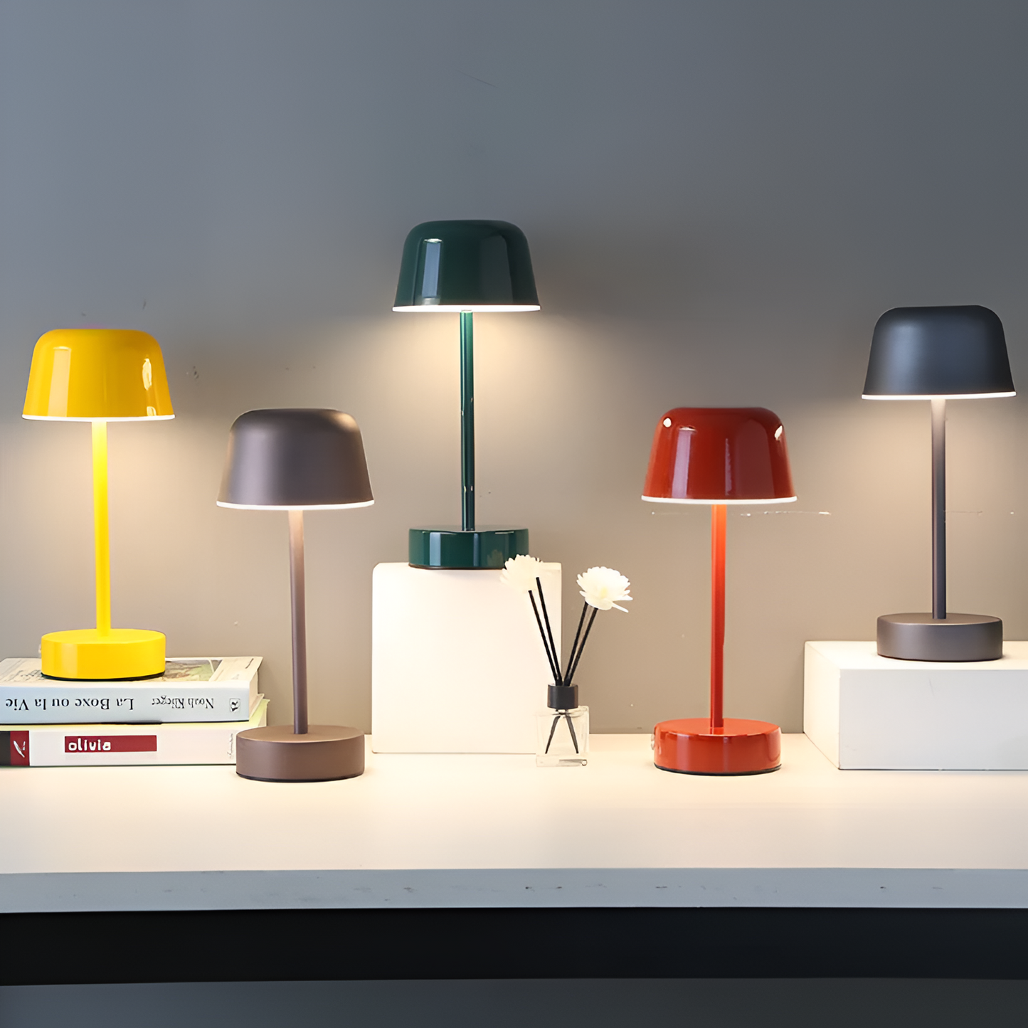 RetroStyle - Farbenfrohe kabellose LED-Tischlampe mit USB-Aufladung