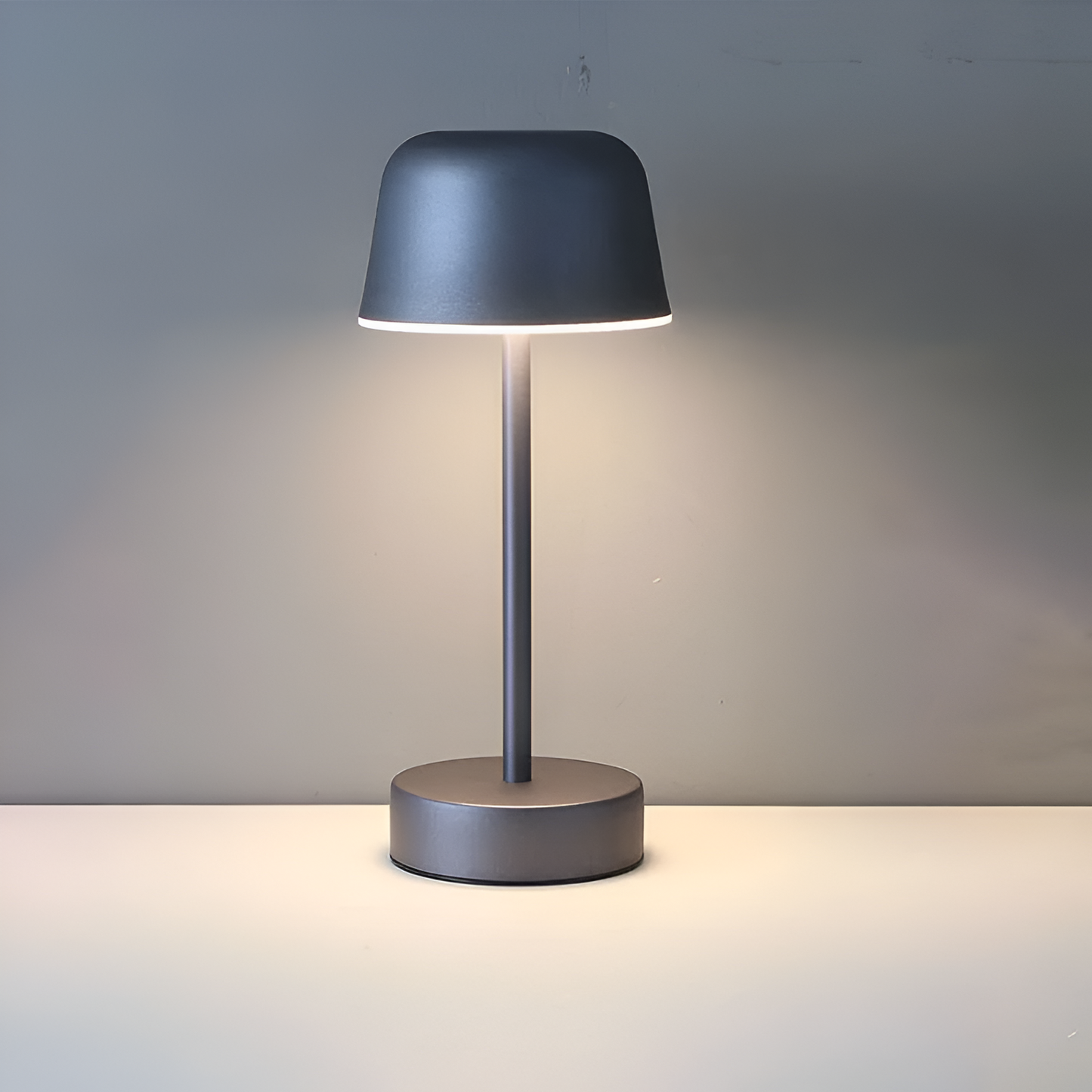 RetroStyle - Farbenfrohe kabellose LED-Tischlampe mit USB-Aufladung