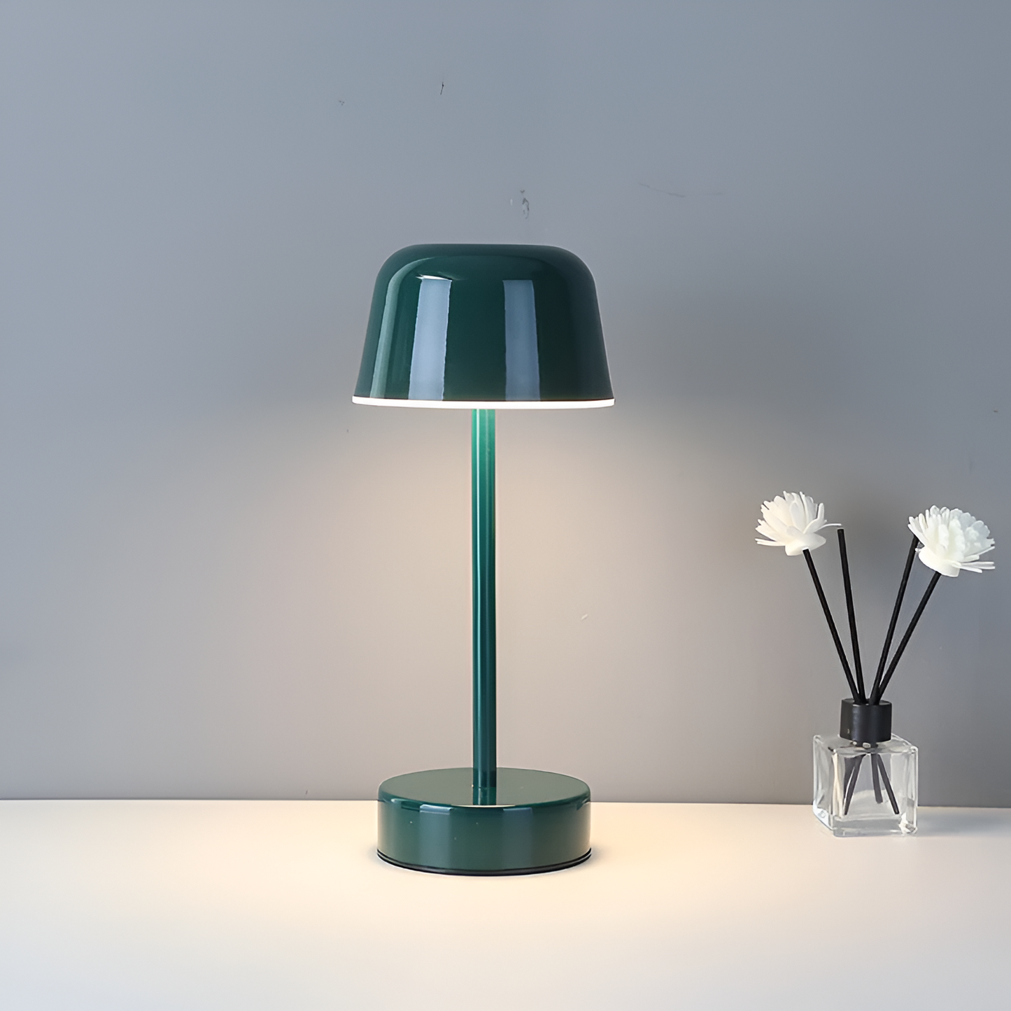 RetroStyle - Farbenfrohe kabellose LED-Tischlampe mit USB-Aufladung
