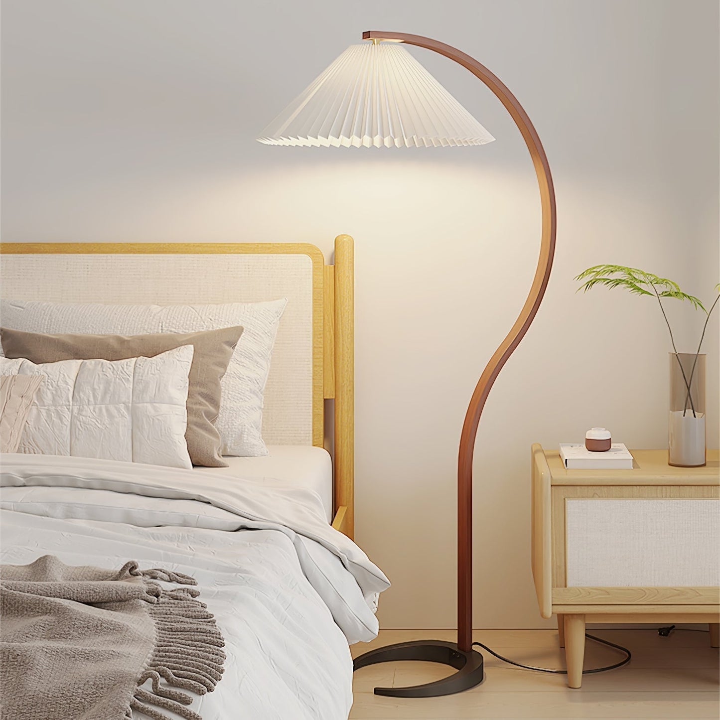 Selina – Skandinavische Stehlampe im Retro-Look