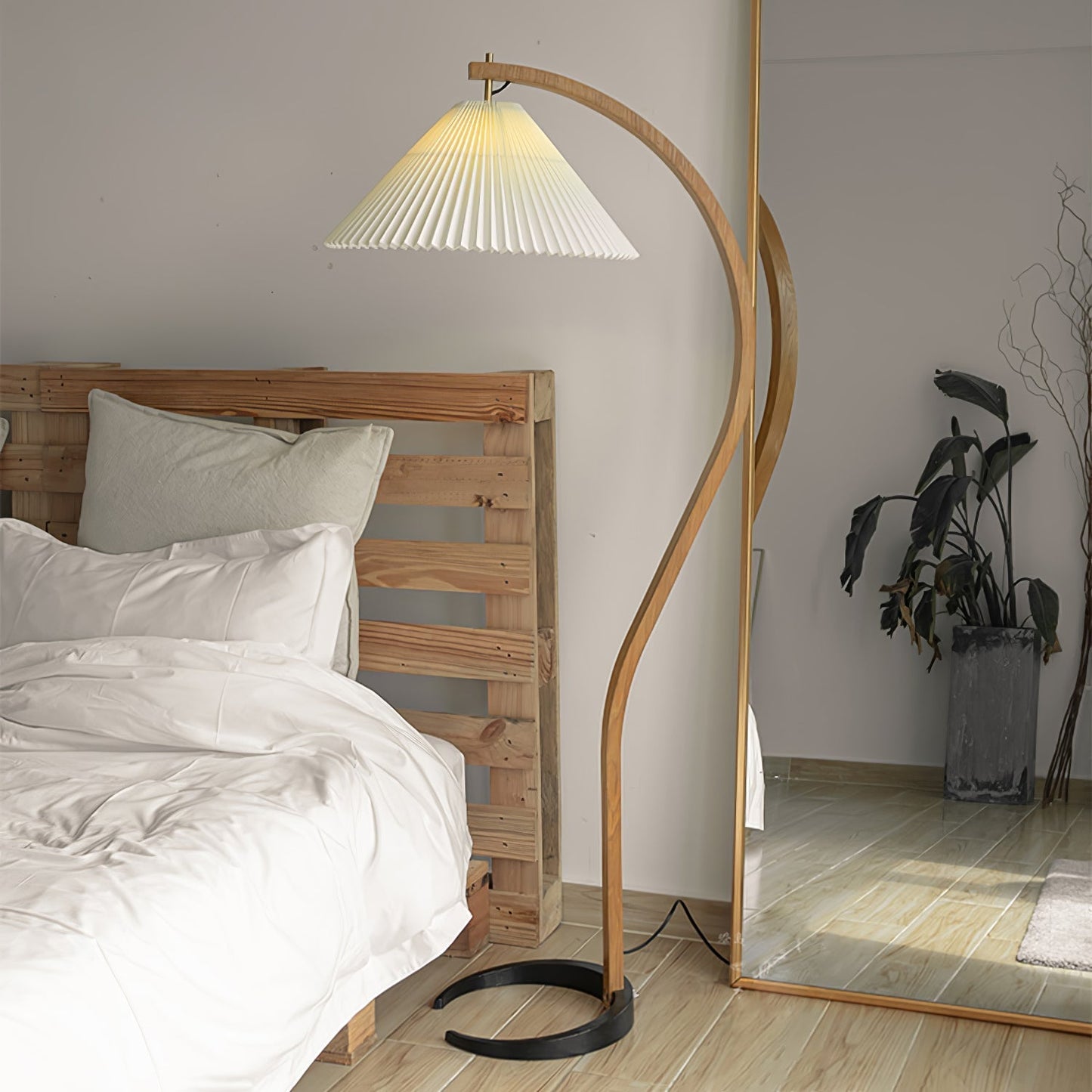 Selina – Skandinavische Stehlampe im Retro-Look