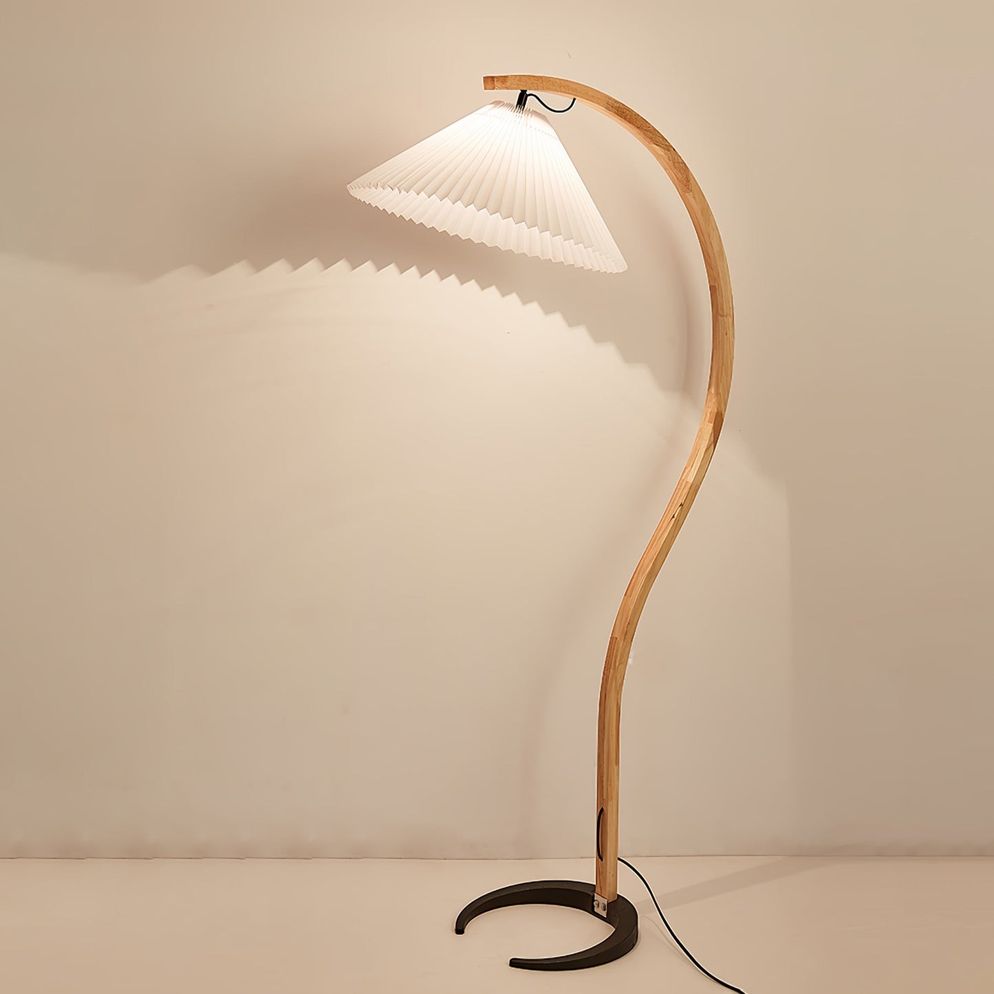 Selina – Skandinavische Stehlampe im Retro-Look