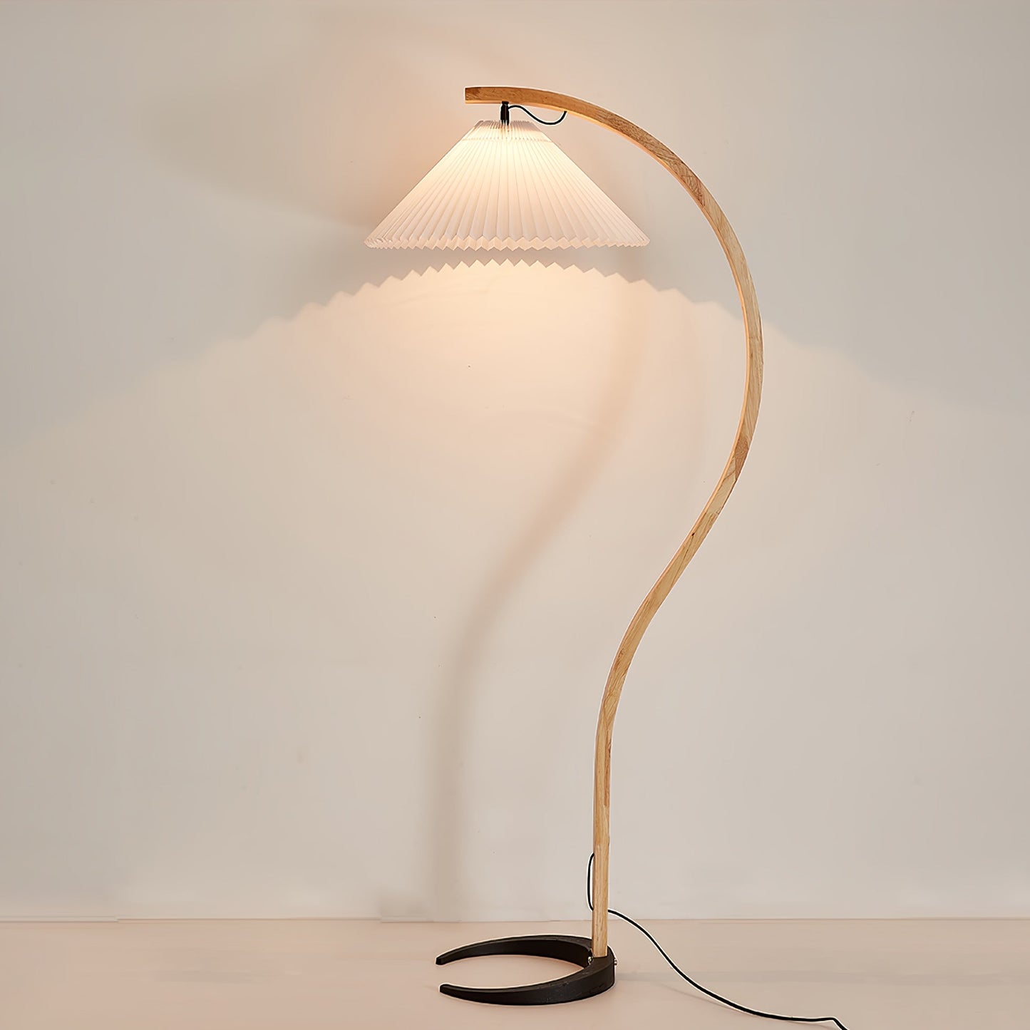 Selina – Skandinavische Stehlampe im Retro-Look