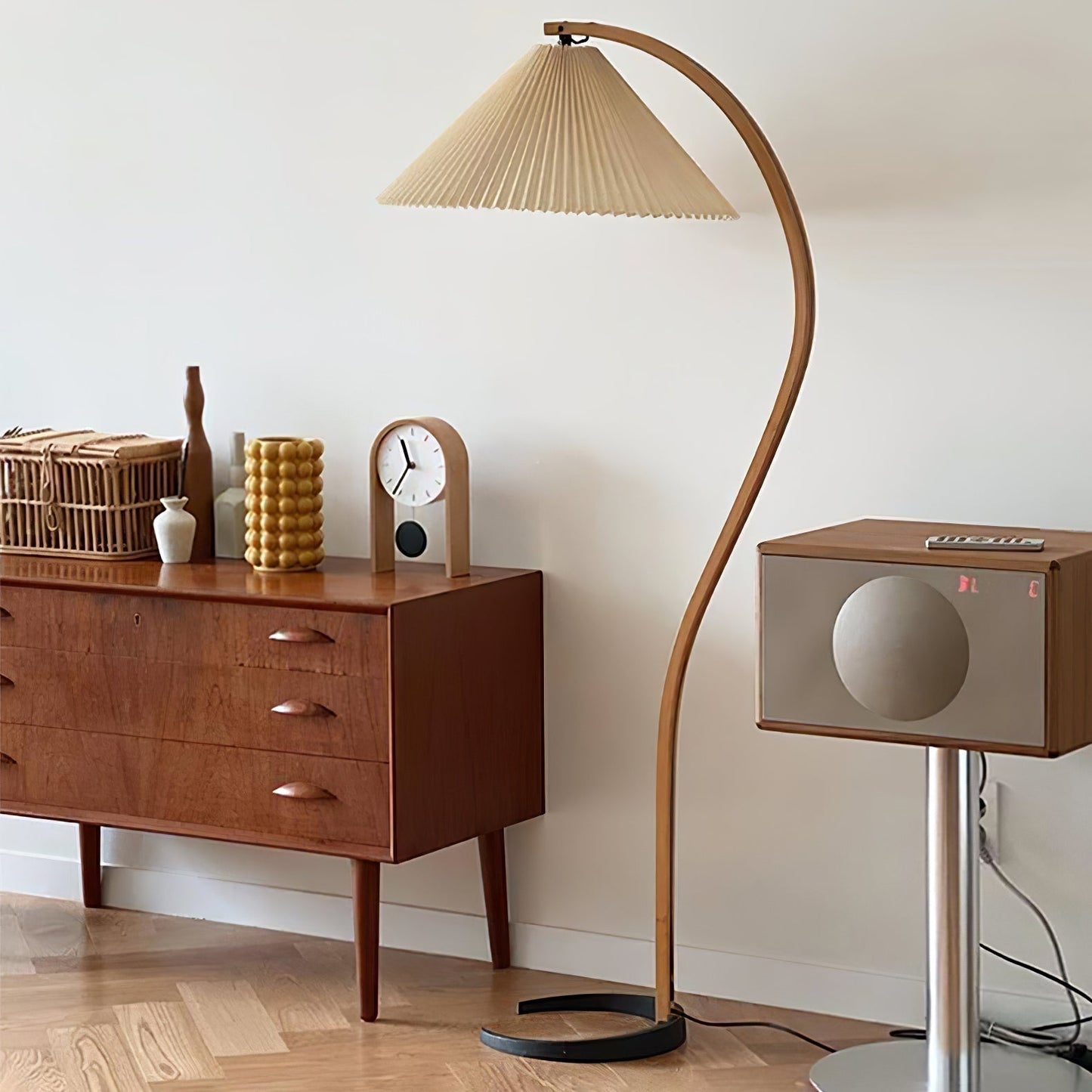 Selina – Skandinavische Stehlampe im Retro-Look