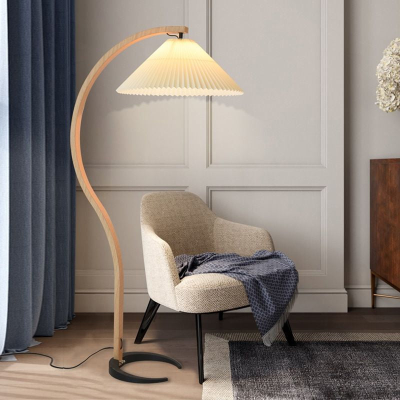 Selina – Skandinavische Stehlampe im Retro-Look