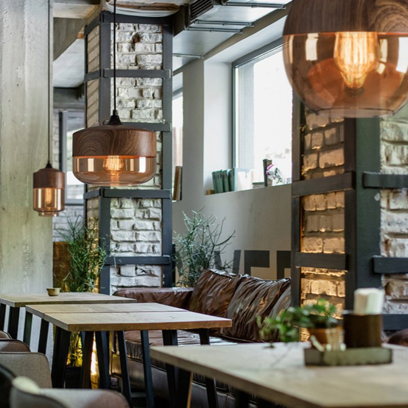 Alaric – Drei-Licht Glas-Leuchter im kreativen Design