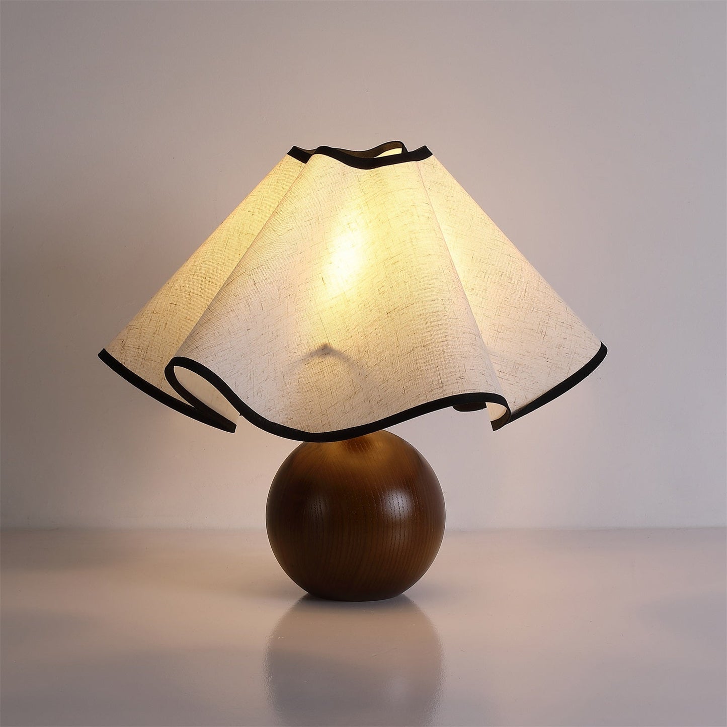 Lina – Alte Holz-Tischlampe im Retro-Stil