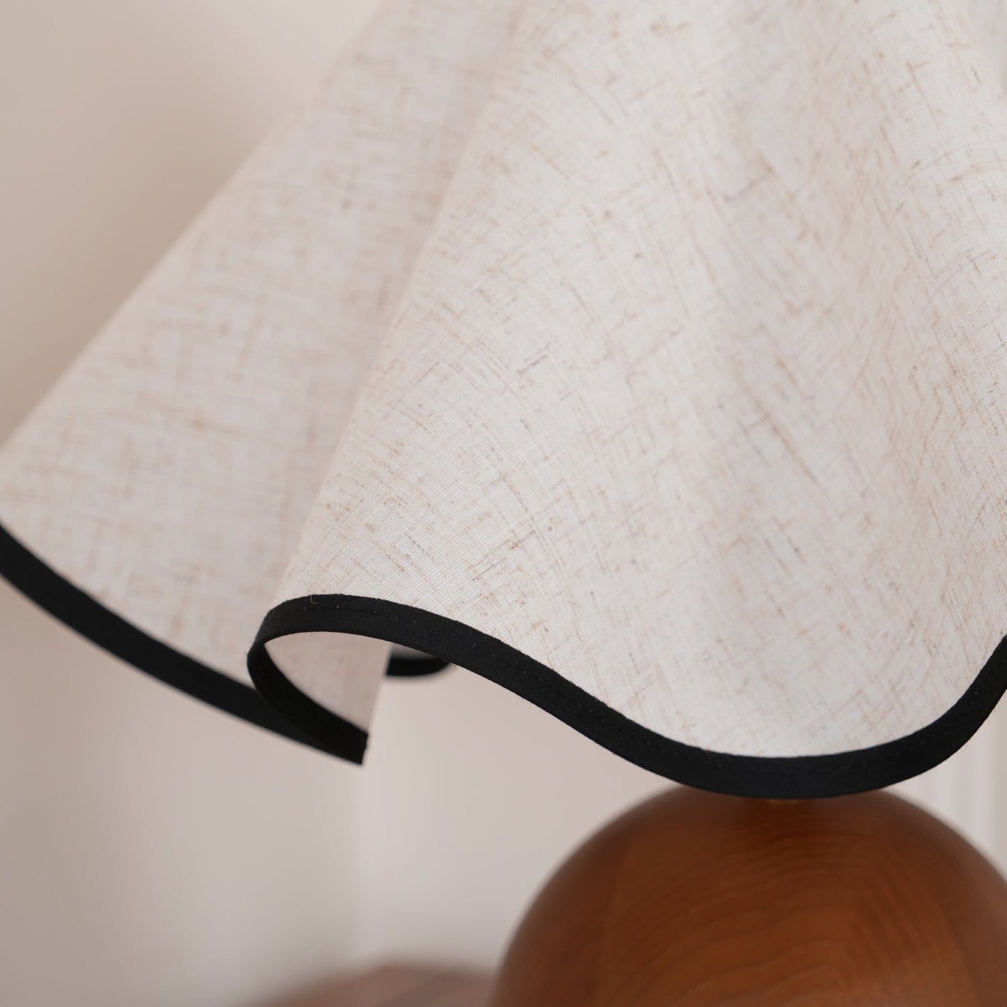 Lina – Alte Holz-Tischlampe im Retro-Stil