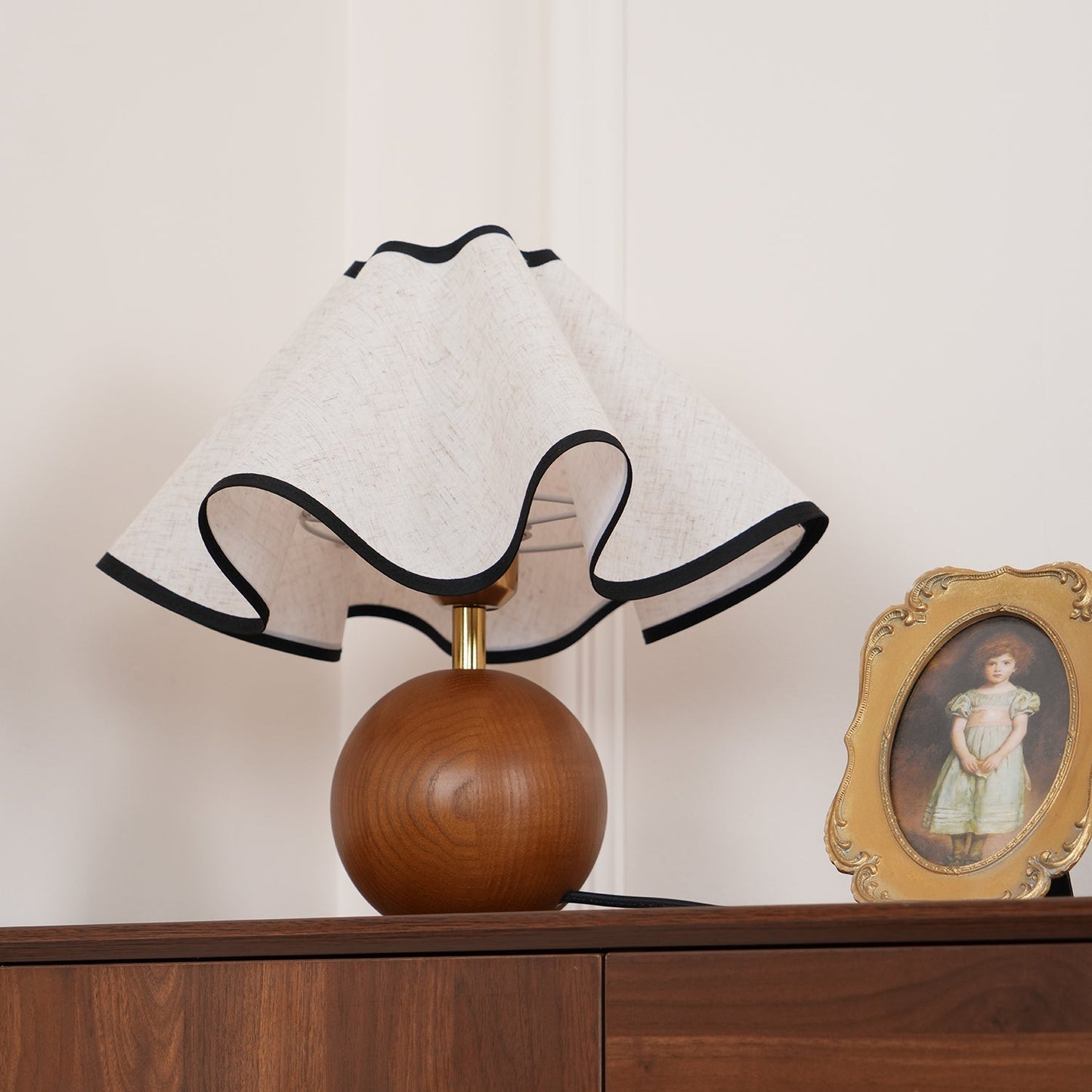 Lina – Alte Holz-Tischlampe im Retro-Stil