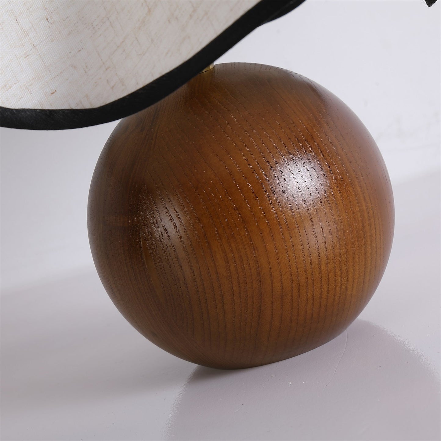Lina – Alte Holz-Tischlampe im Retro-Stil