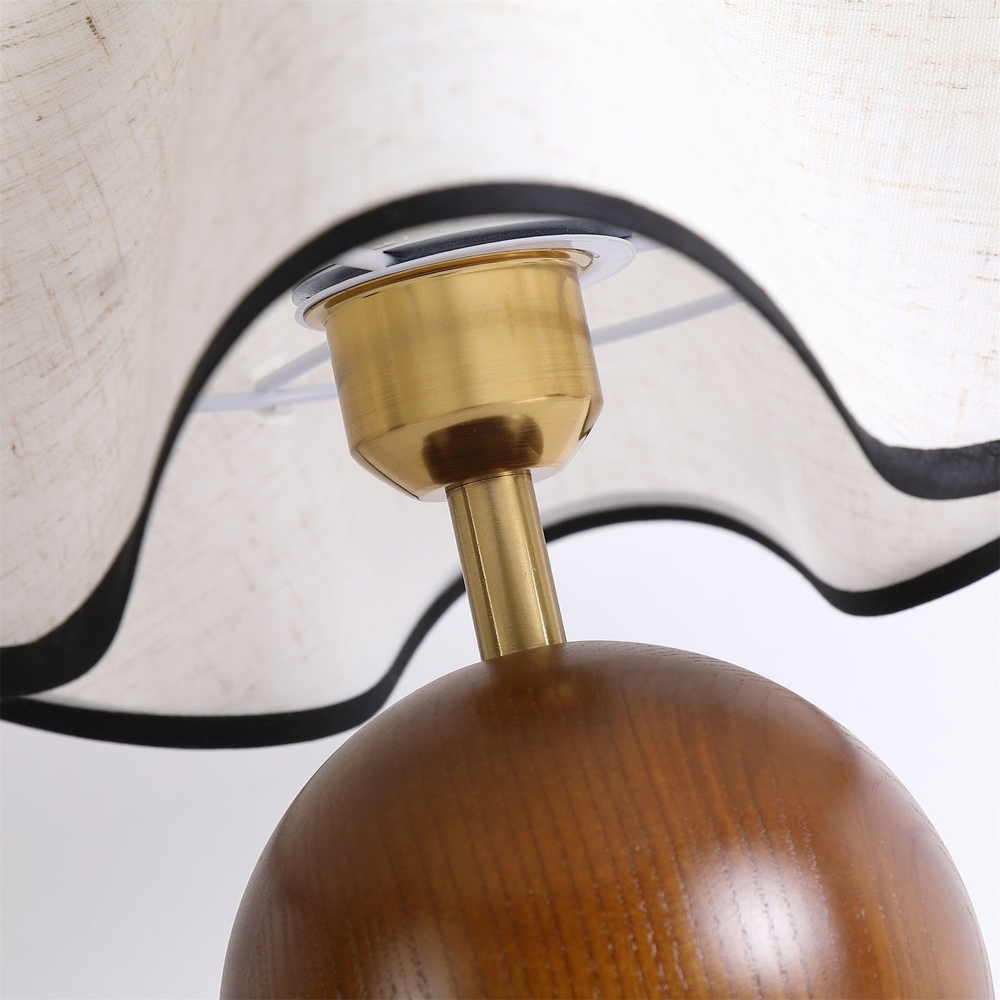 Lina – Alte Holz-Tischlampe im Retro-Stil