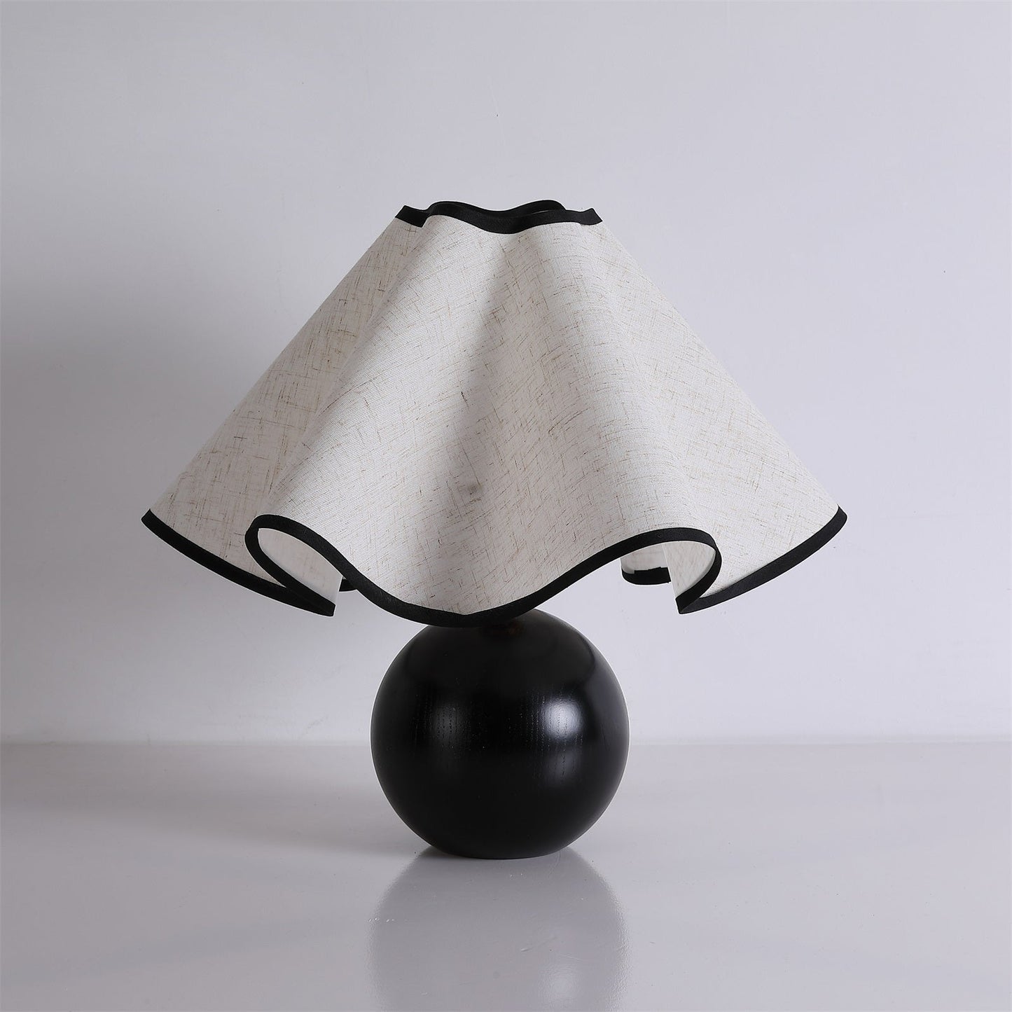 Lina – Alte Holz-Tischlampe im Retro-Stil