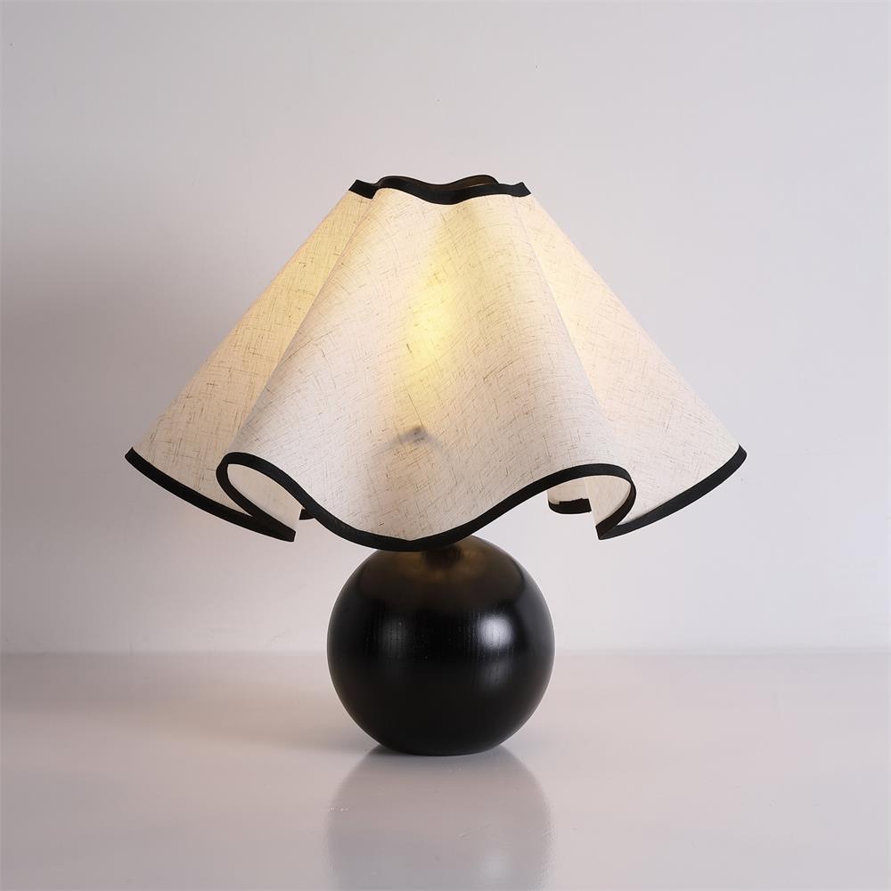 Lina – Alte Holz-Tischlampe im Retro-Stil