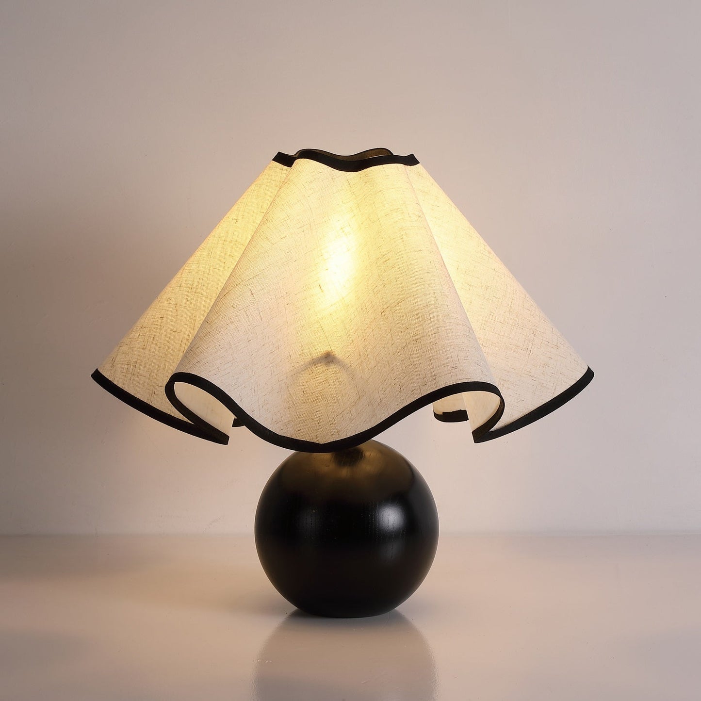 Lina – Alte Holz-Tischlampe im Retro-Stil