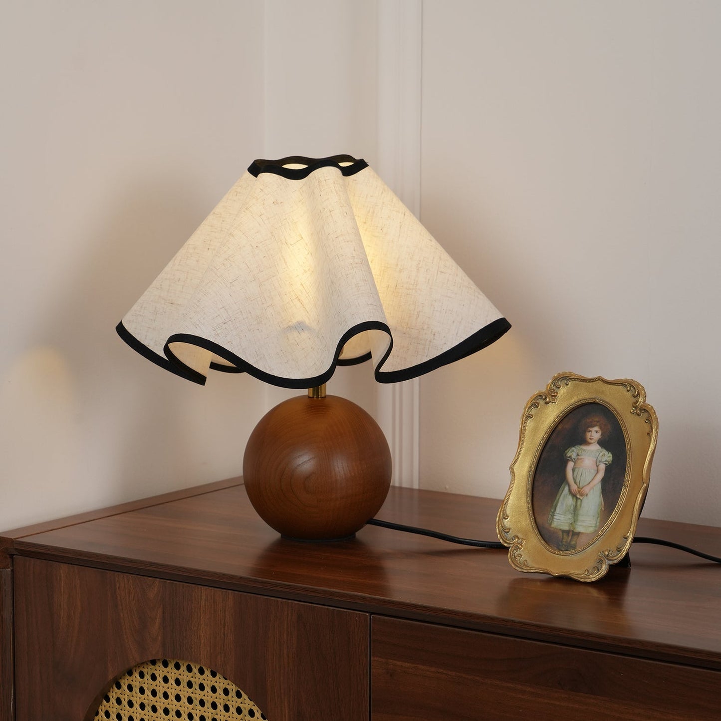 Lina – Alte Holz-Tischlampe im Retro-Stil