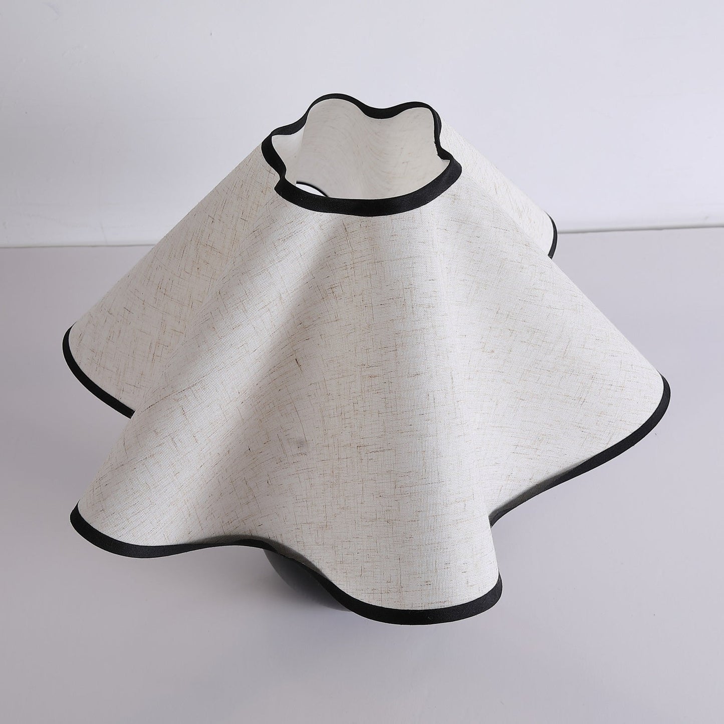 Lina – Alte Holz-Tischlampe im Retro-Stil