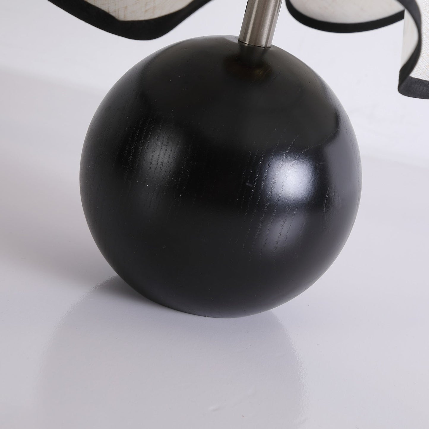 Lina – Alte Holz-Tischlampe im Retro-Stil