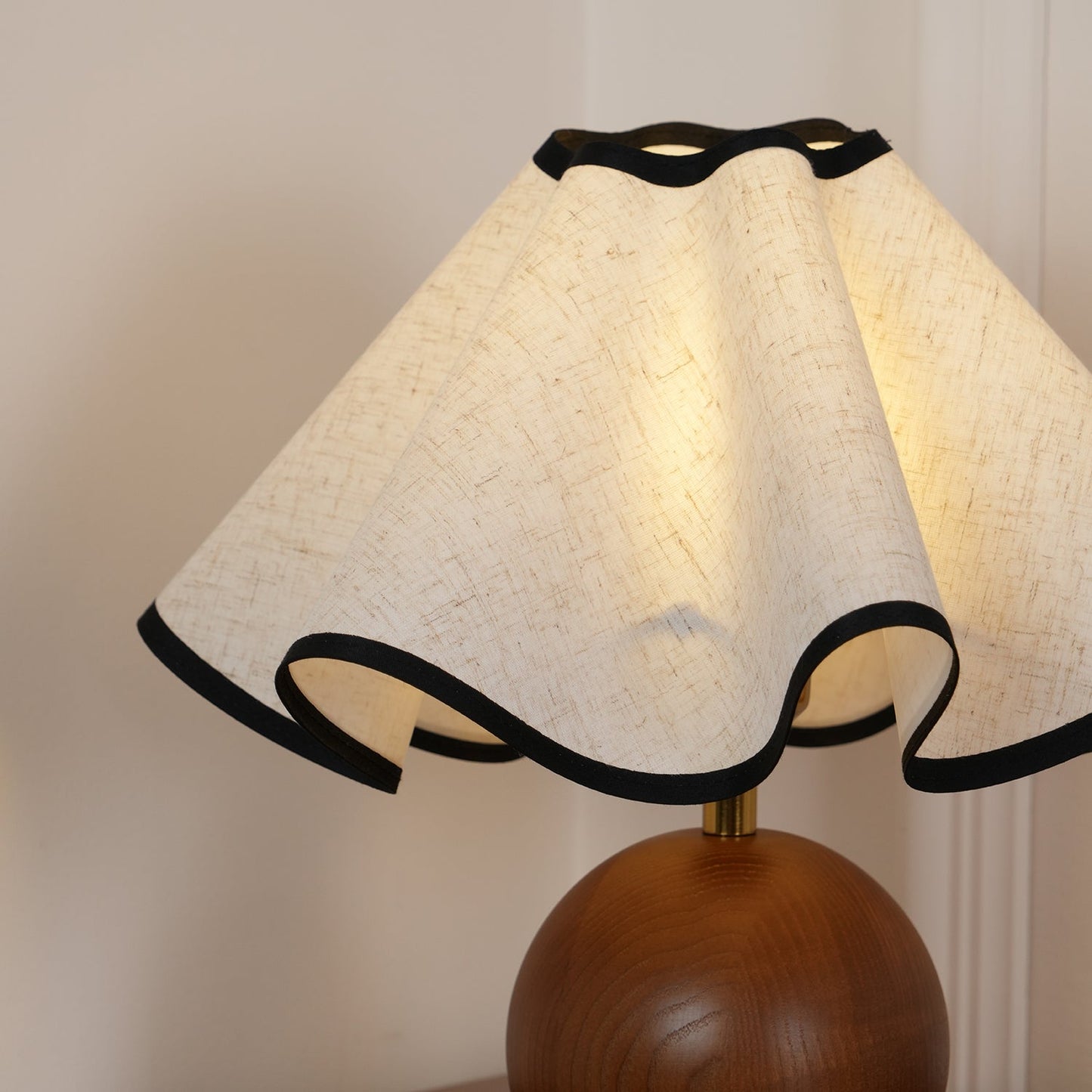 Lina – Alte Holz-Tischlampe im Retro-Stil