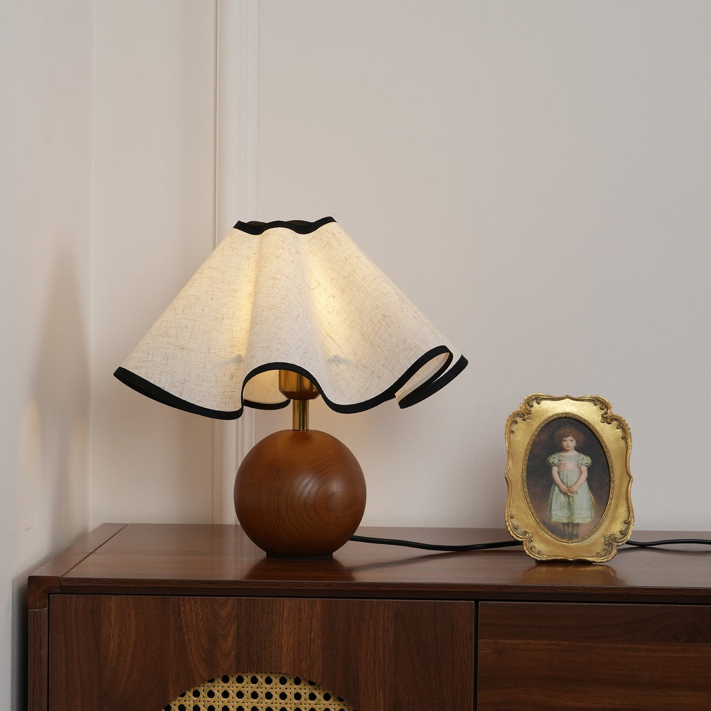 Lina – Alte Holz-Tischlampe im Retro-Stil