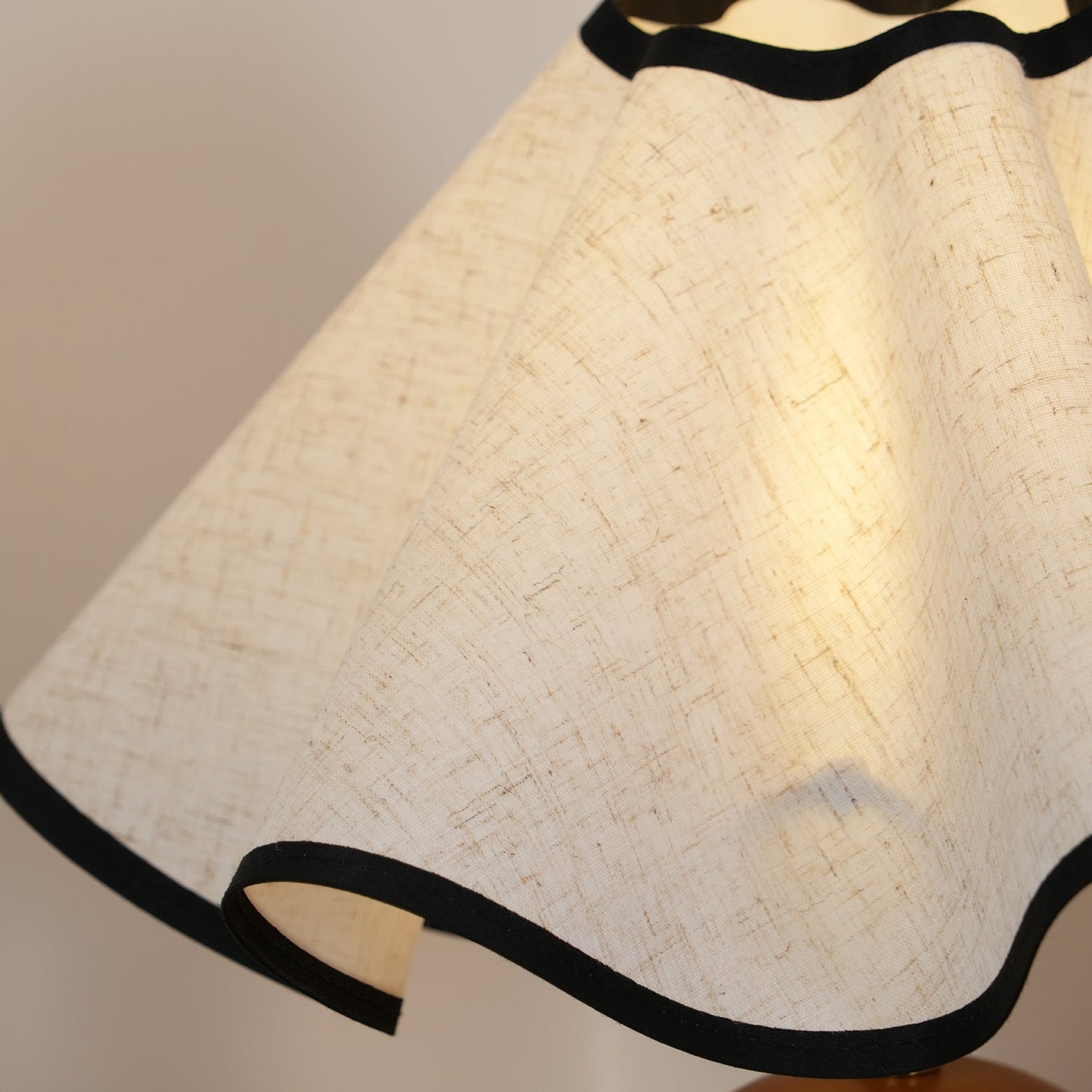 Lina – Alte Holz-Tischlampe im Retro-Stil