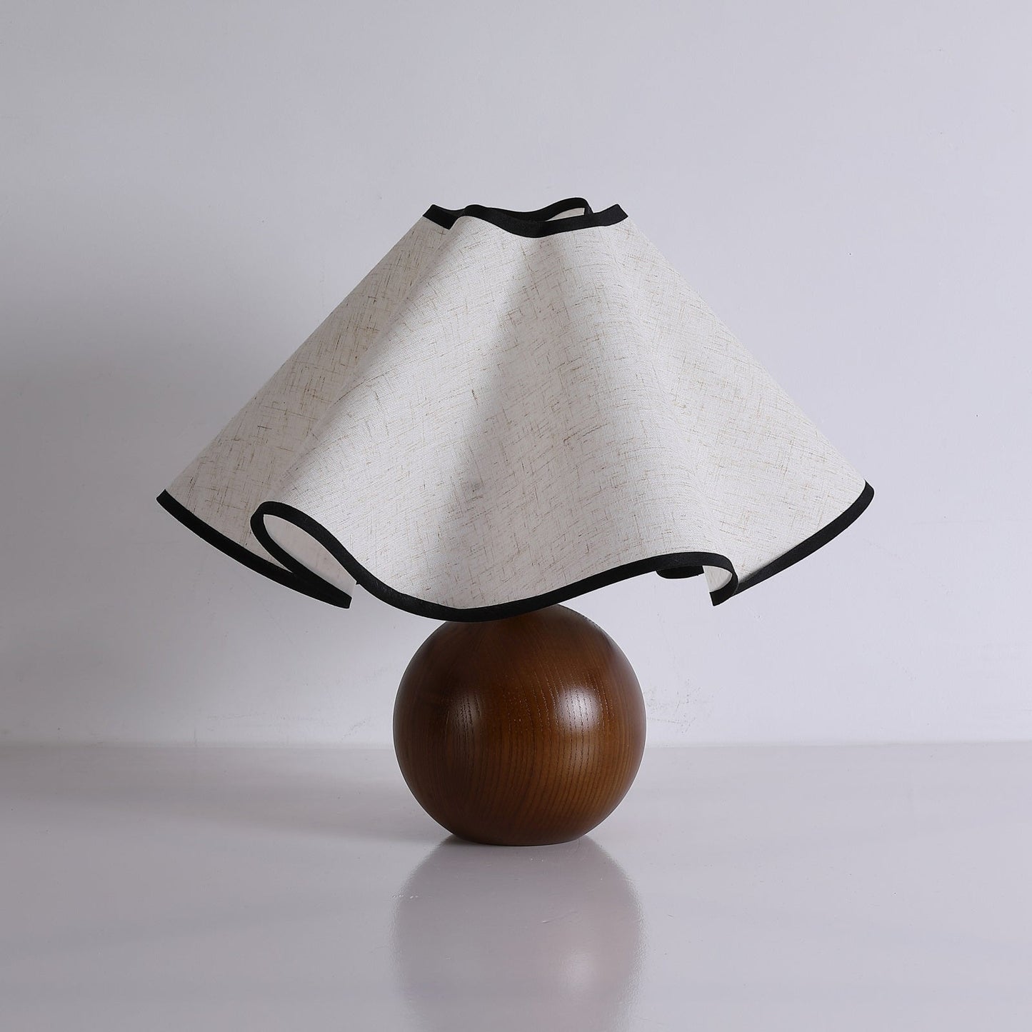 Lina – Alte Holz-Tischlampe im Retro-Stil