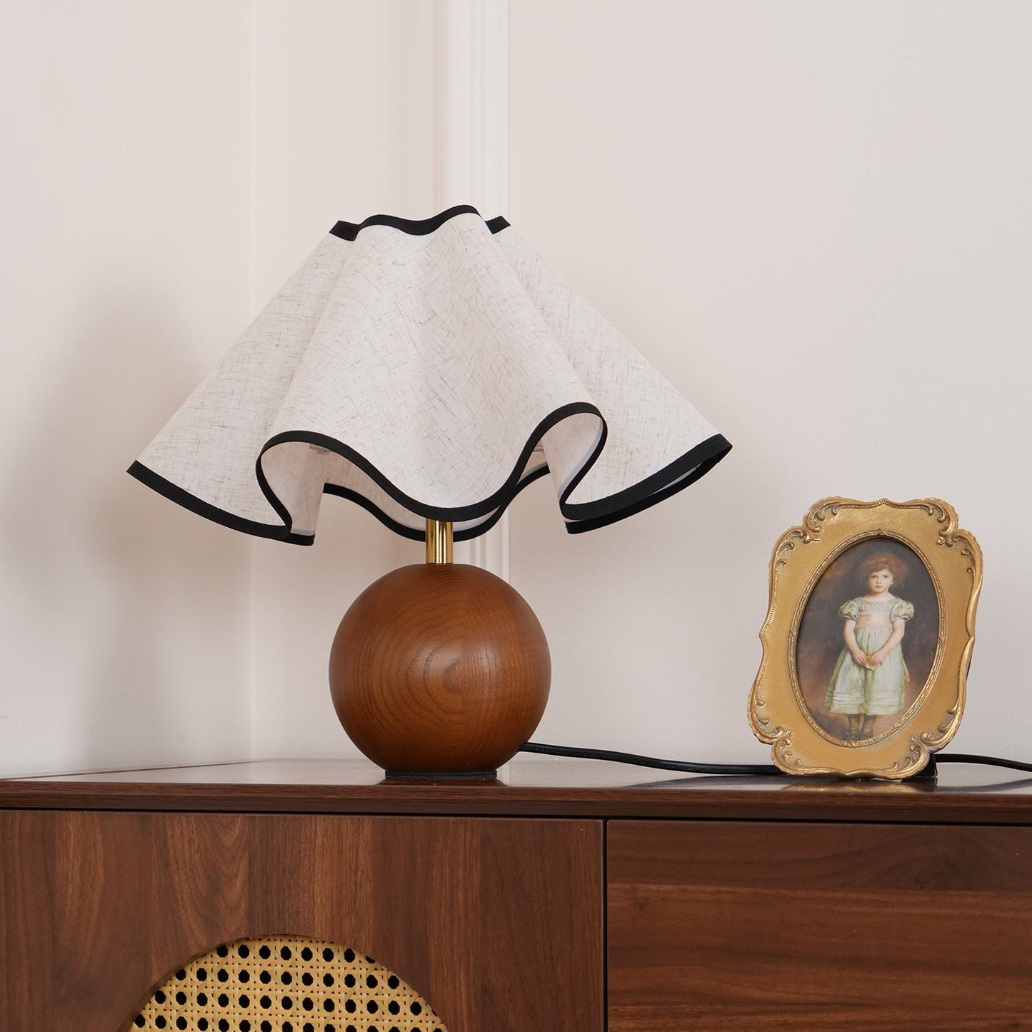 Lina – Alte Holz-Tischlampe im Retro-Stil