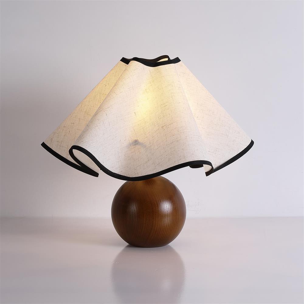 Lina – Alte Holz-Tischlampe im Retro-Stil