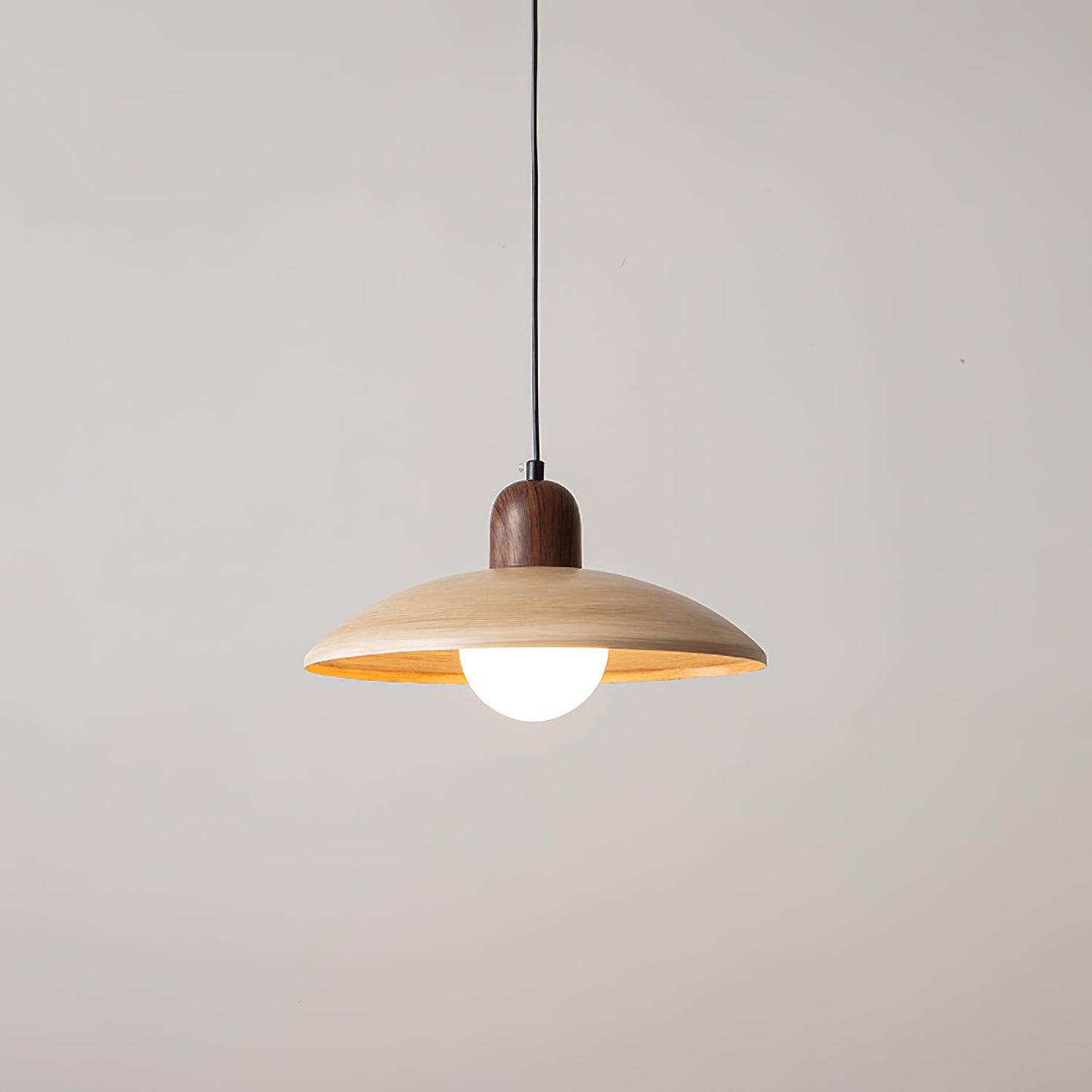 Ylva – Hängeleuchte im Walnussholz-Design