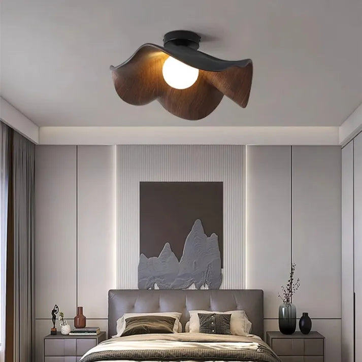 Liana – Deckenlampe aus Holz und Harz: Nordische Eleganz in Lotusform