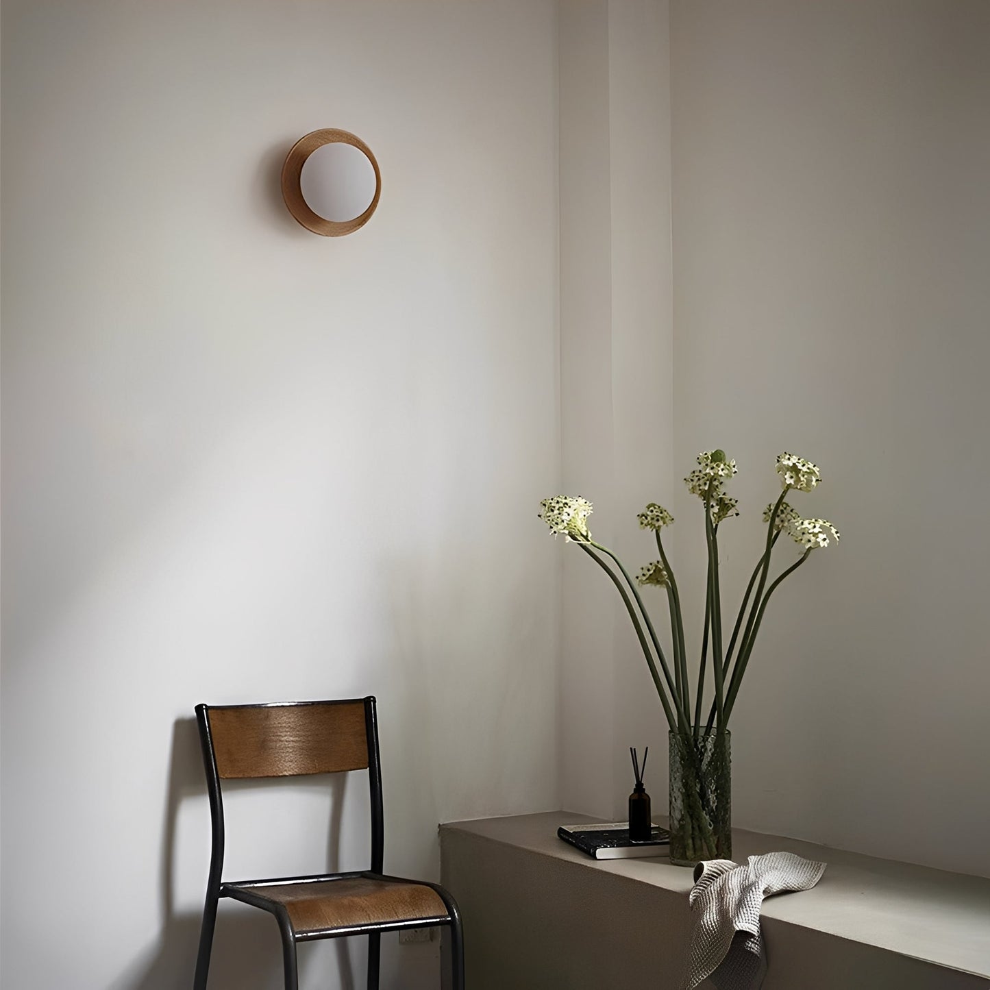 Yume – Nordische Holz-Wandleuchte im Creme-Stil