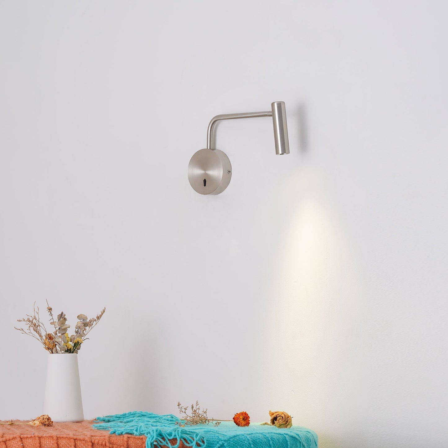 Niva – Runde LED-Wandleuchte mit Spotfunktion