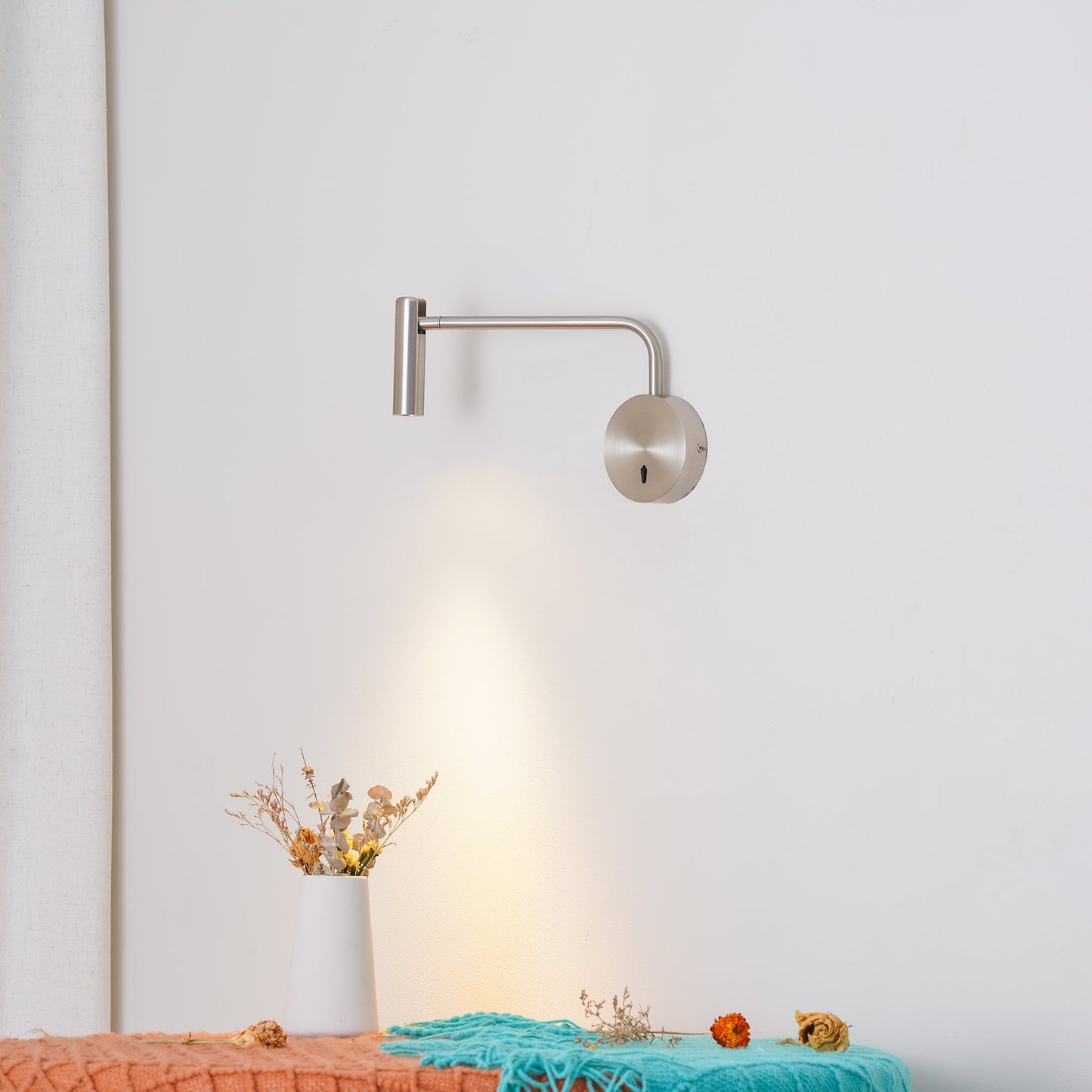 Niva – Runde LED-Wandleuchte mit Spotfunktion