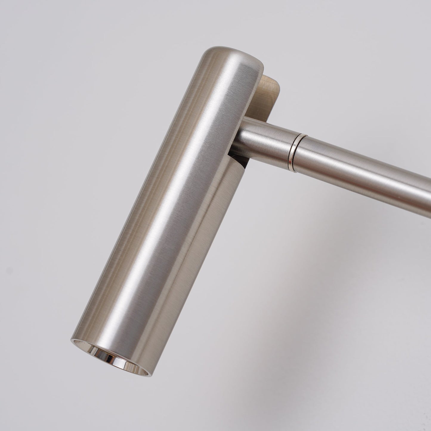 Niva – Runde LED-Wandleuchte mit Spotfunktion